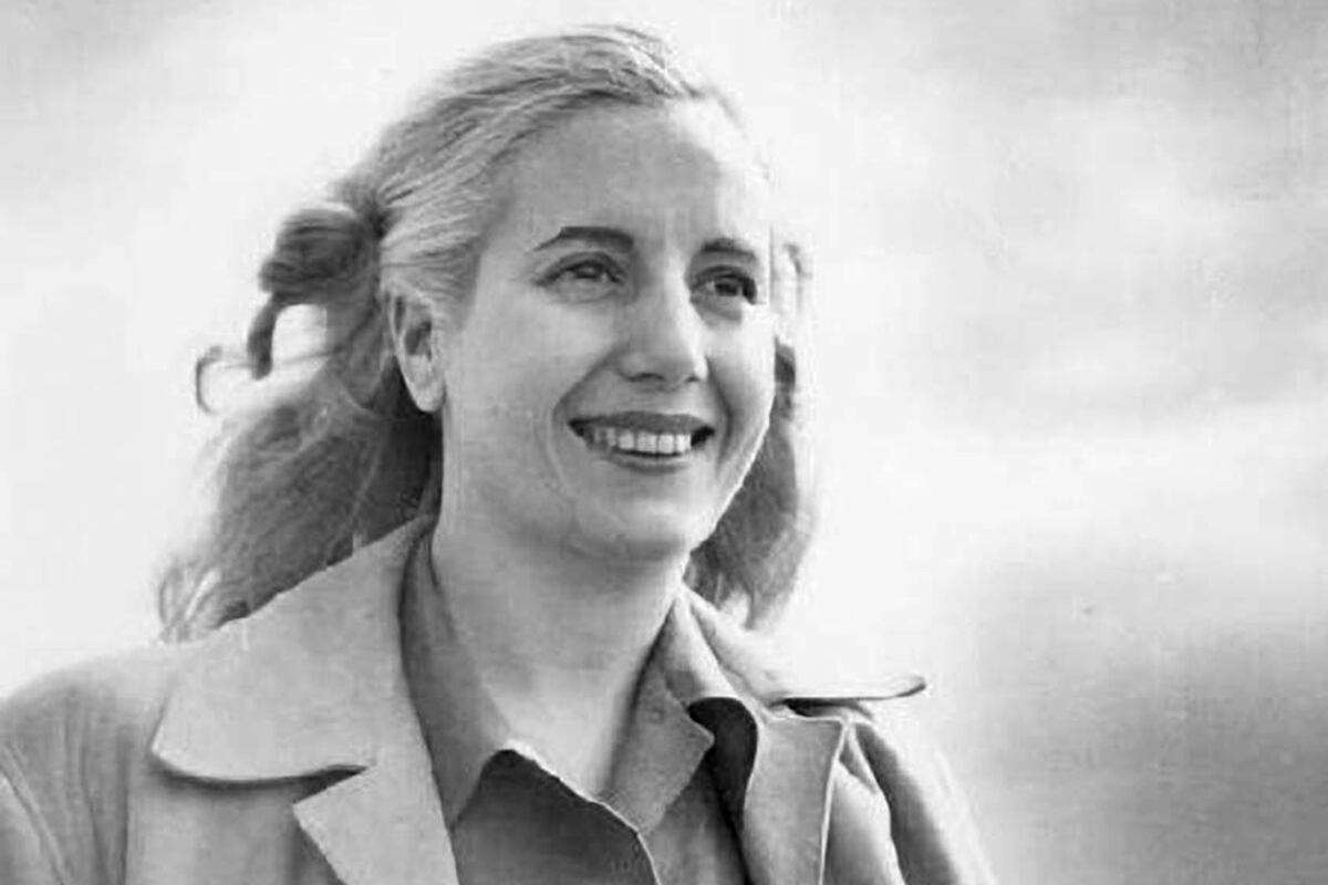 50 años de la muerte de Juan Domingo Perón. Evita, motor del movimiento trabajador que fue congregándose en la histórica Plaza de Mayo el 17 de octubre de 1945, para reclamar la liberación del coronel Juan Domingo Perón detenido en la isla Martín Garcia. (Télam)