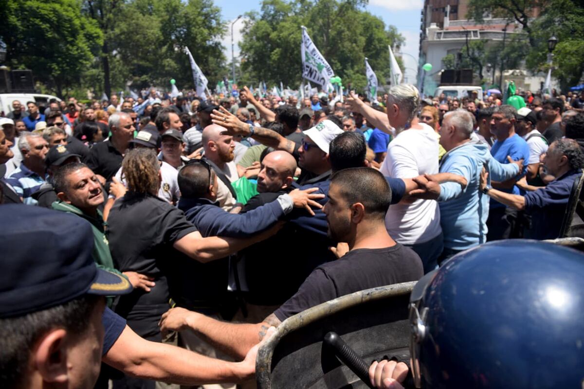 Incidentes entre los manifestantes del Suoem y la Policía frente al Palacio 6 de Julio. (José Gabriel Hernández / La Voz)