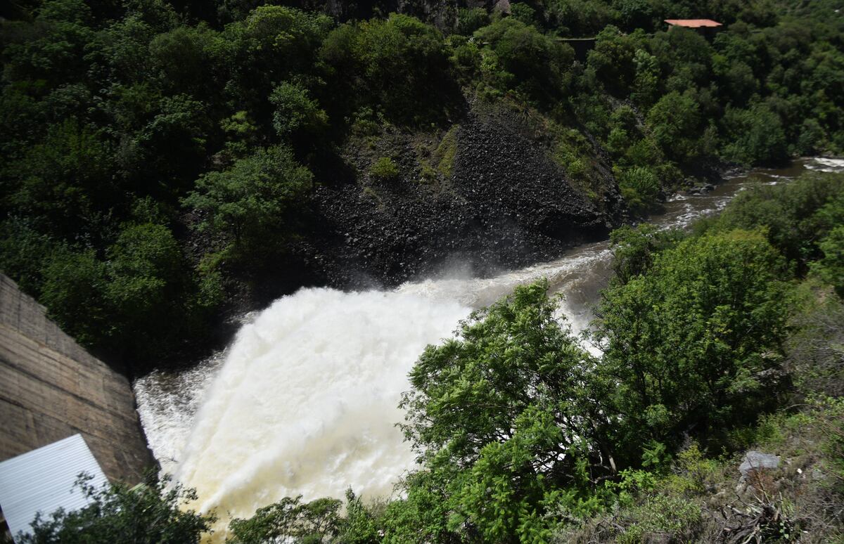 Córdoba. Tras las lluvias: reapareció la “cola de novia” del dique San Roque tras la apertura de válvulas. (Pedro Castillo / La Voz)