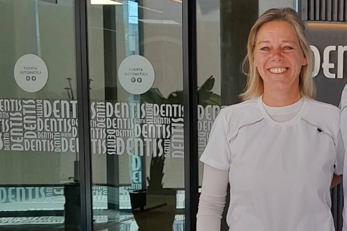 Mariana Doval, es odontóloga egresada de la Universidad Nacional De Córdoba. Estudió sobre diagnóstico precoz del cáncer bucal, prostodoncia fija y removible, cirugía bucal y maxilofacial, y estomatología.
