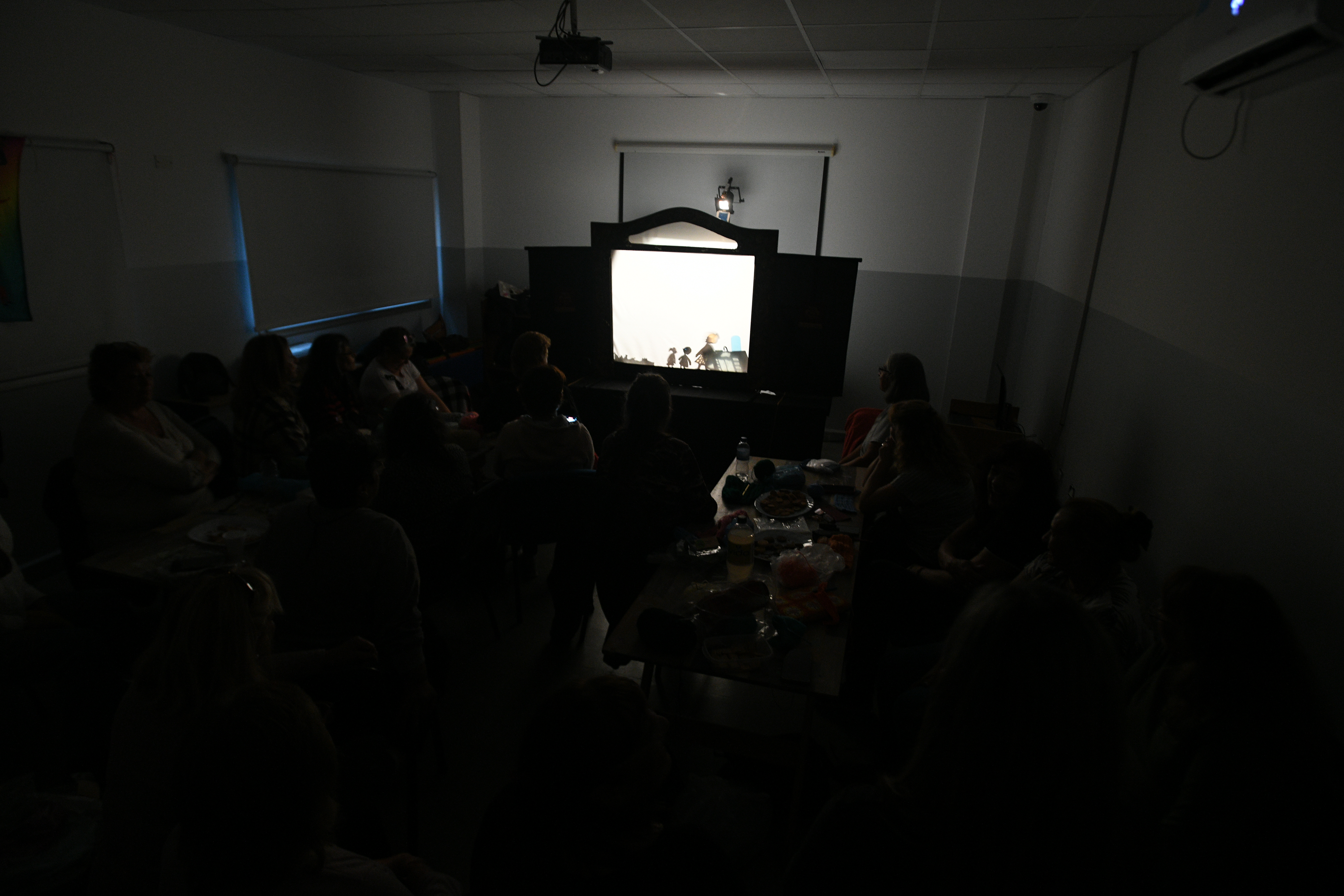 Taller de títeres de sombras en el Hospital Oncológico de Córdoba. (Javier Ferreyra/La Voz)
