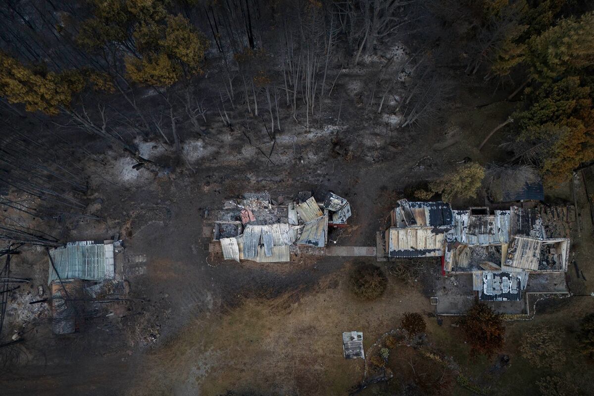 Incendios en la Patagonia: el fuego arrasó con 15 mil hectáreas en parque Lanín y 3.392 en El Bolsón. (Gentileza El Diario de Río Negro)