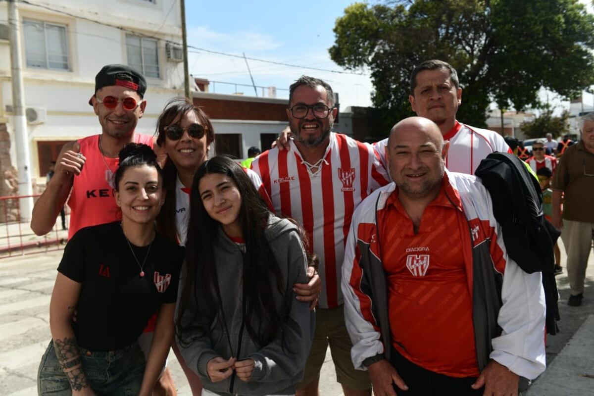 Hinchas de Instituto en la previa del clásico con Talleres en Alta Córdoba. (José Gabriel Hernández y Javier Ferreyra / La Voz)