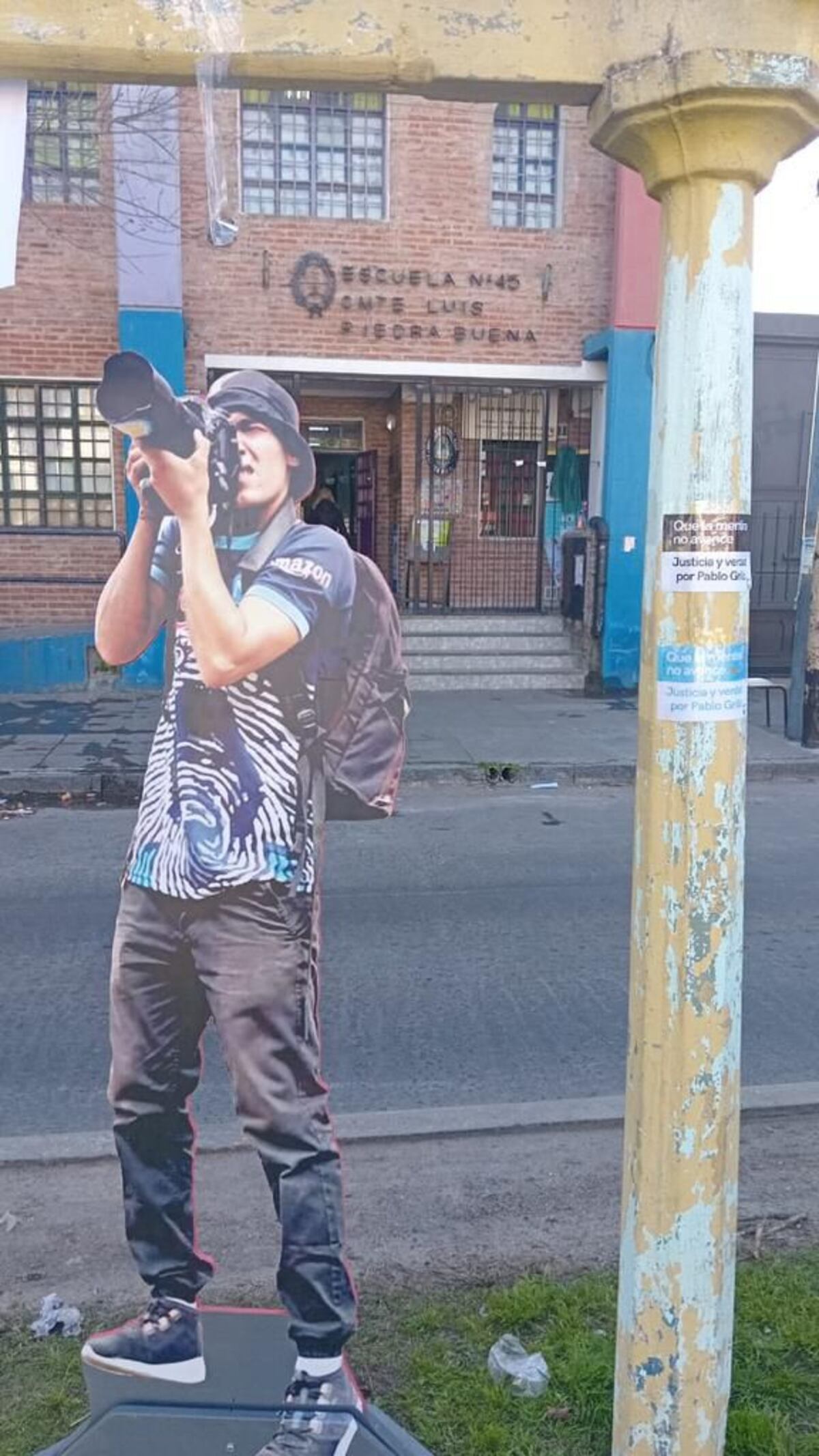 Colocaron una gigantografía de Pablo Grillo en escuela donde debía votar.