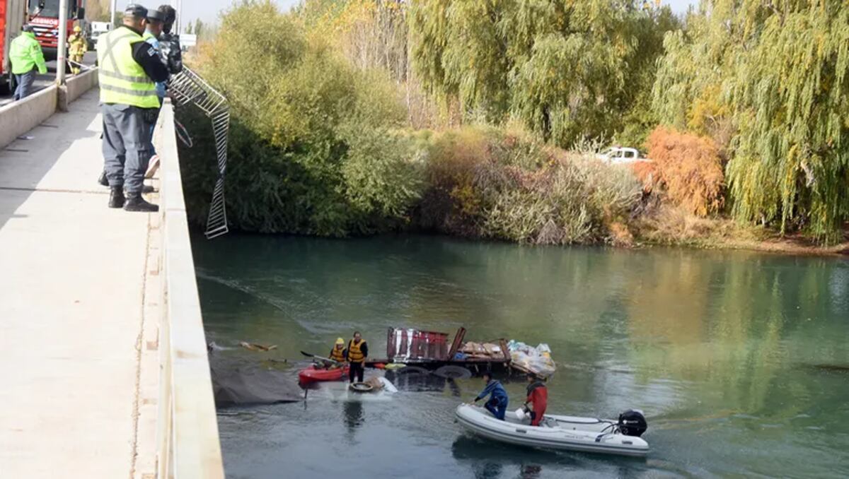 El camión cayó desde el puente al lecho del río Neuquén. (La Mañana de Neuquén)