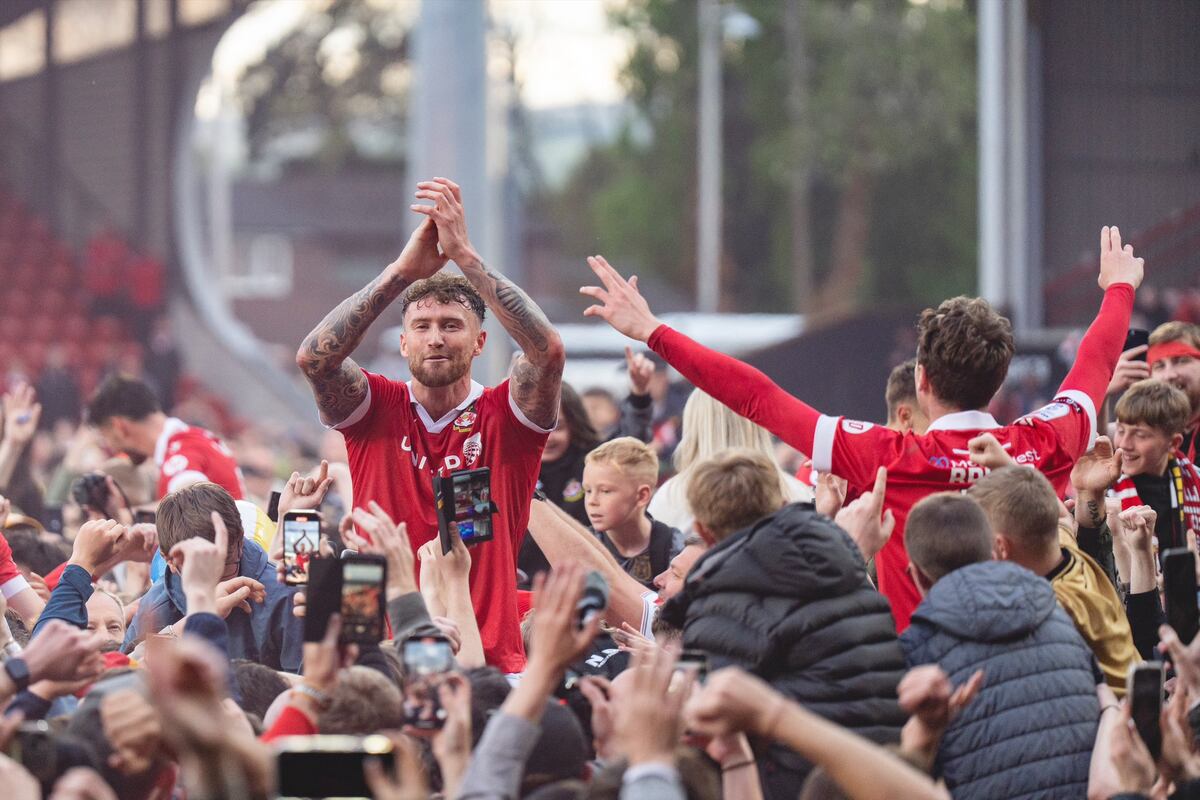 Wrexham celebró su tercer ascenso y quedó a un paso de la Premier League. (Wrexham AFC / @Wrexham_AFC).