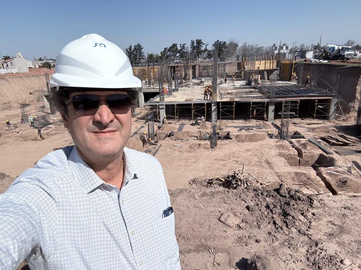 Marcos Lozada en plena construcción del segundo centro del Allende, en el Cerro. Fue inaugurado en el 2010. (Gentileza)