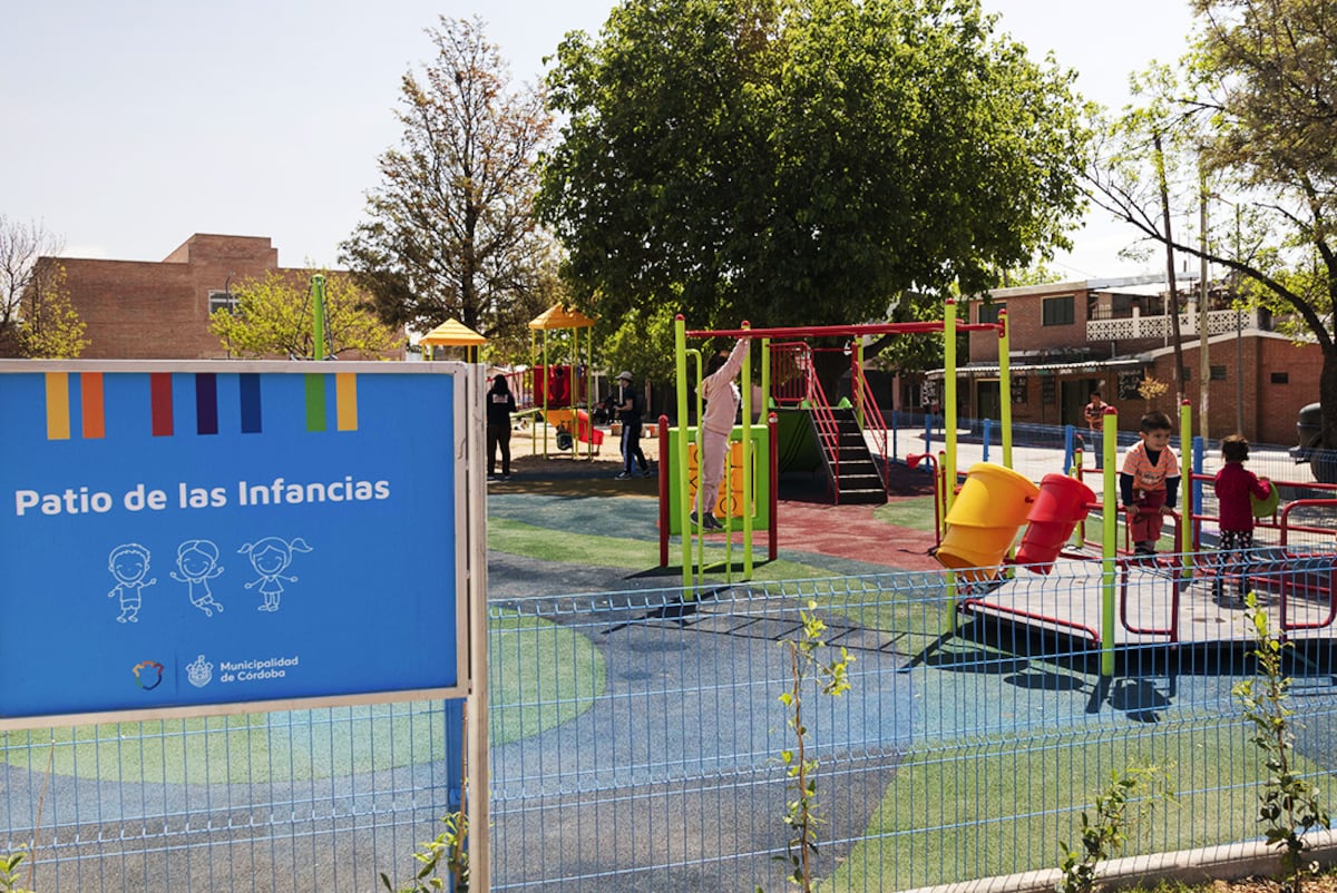 El intentente Martín Llaryora impulsa el programa La Plaza de tu barrio, que en su primera etapa alcanzará a 60 espacios de diferentes puntos de la ciudad. / Municipalidad de Córdoba