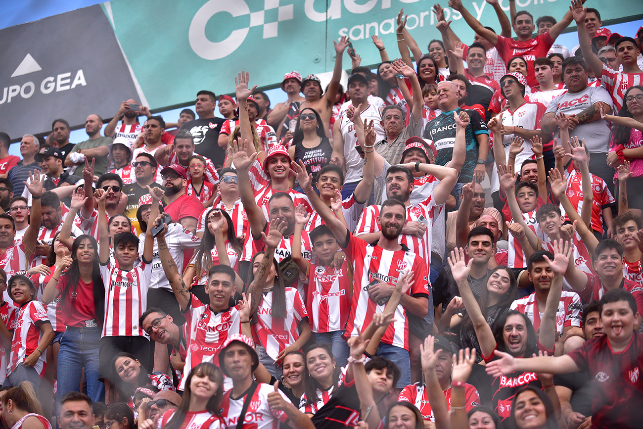 Fotos de hinchas de Instituto en el estadio Monumental en el partido ante Sarmiento de Junín para la Liga Profesional. (Ramiro Pereyra)