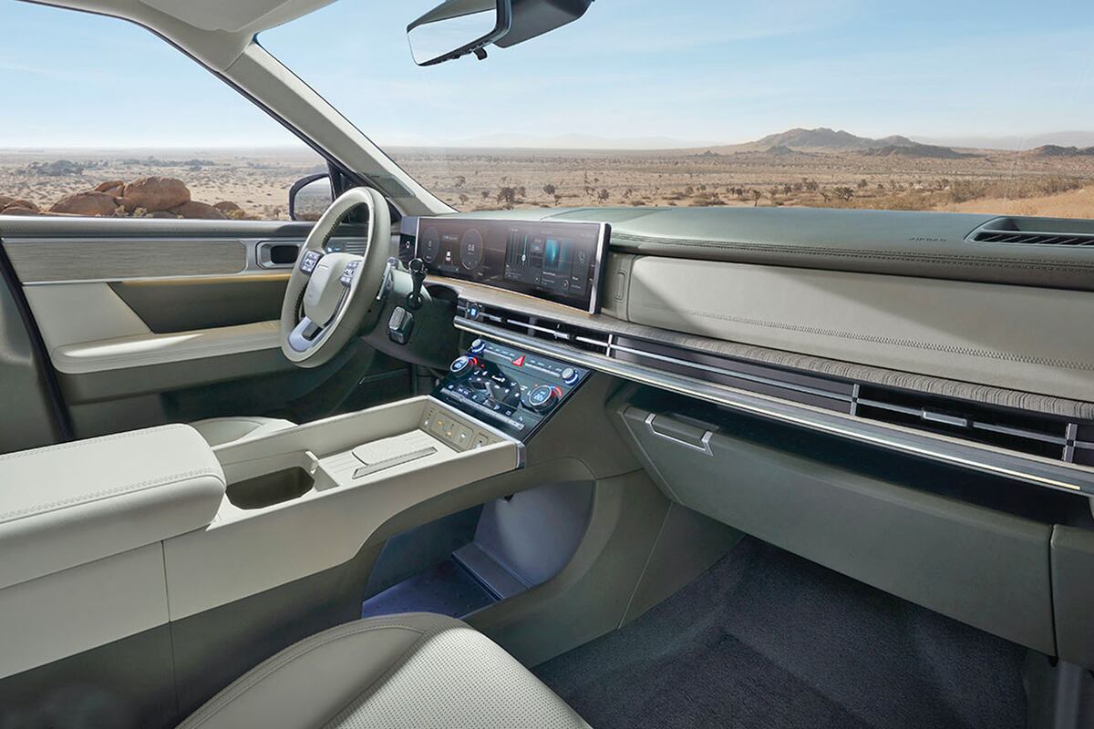 Entre las principales novedades se destacan una pantalla curva panorámica de 12,3” que integra clúster digital y multimedia, consola central bilateral, accesible desde ambas filas, climatización táctil de 6,6”, cargador inalámbrico de alta velocidad y alerta de ocupantes traseros.