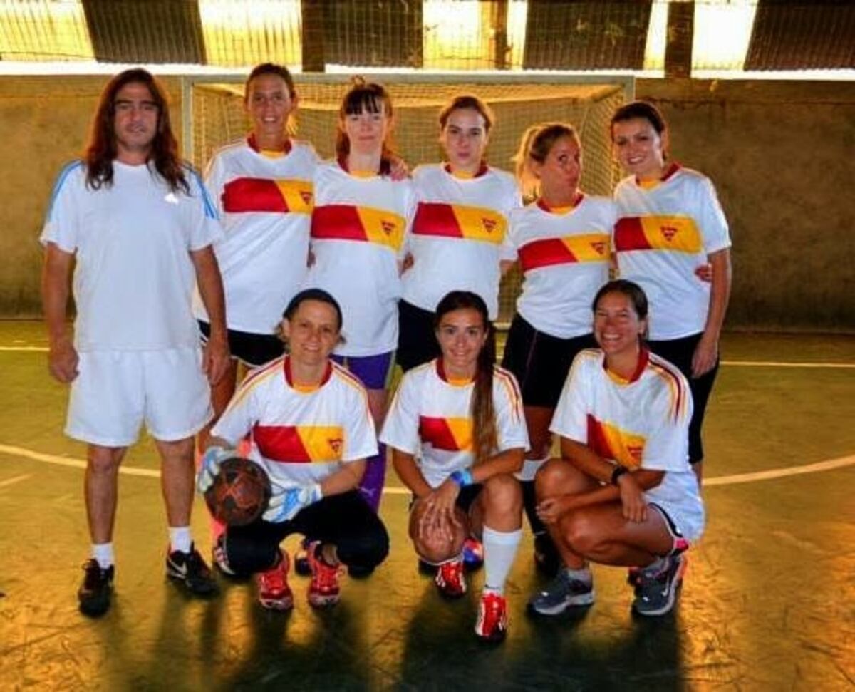 Edgardo junto a uno de los equipos femeninos de futsal de Docta, durante un torneo del año 2013. (Gentileza: Docta E.D.)