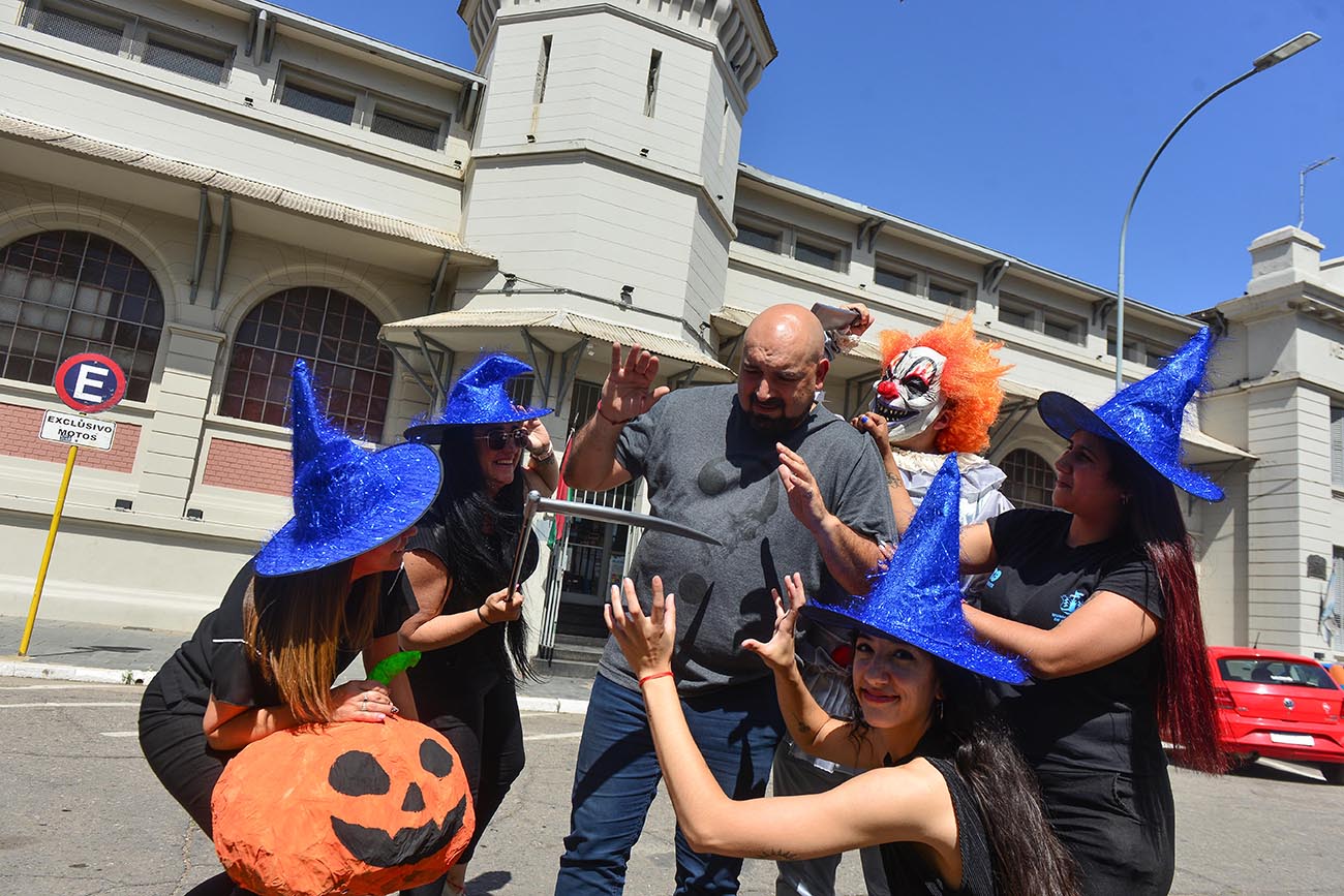 "Embrujar" el CPC de San Vicente. De este modo van a conmemorar Halloween. CPC San Vicente. (José Gabriel Hernández / La Voz)