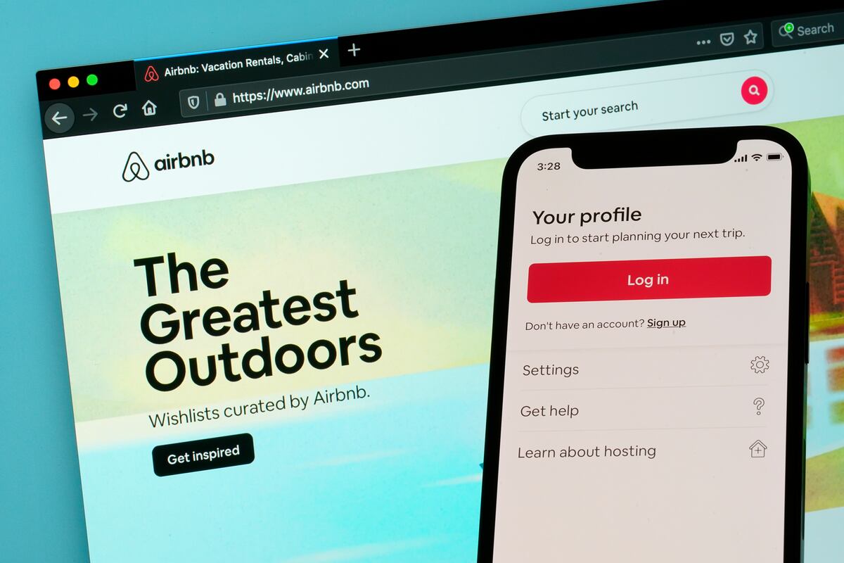 La página de inicio de la aplicación de Airbnb en un teléfono y en una computadora. (AP Foto/Patrick Semansky, Archivo)