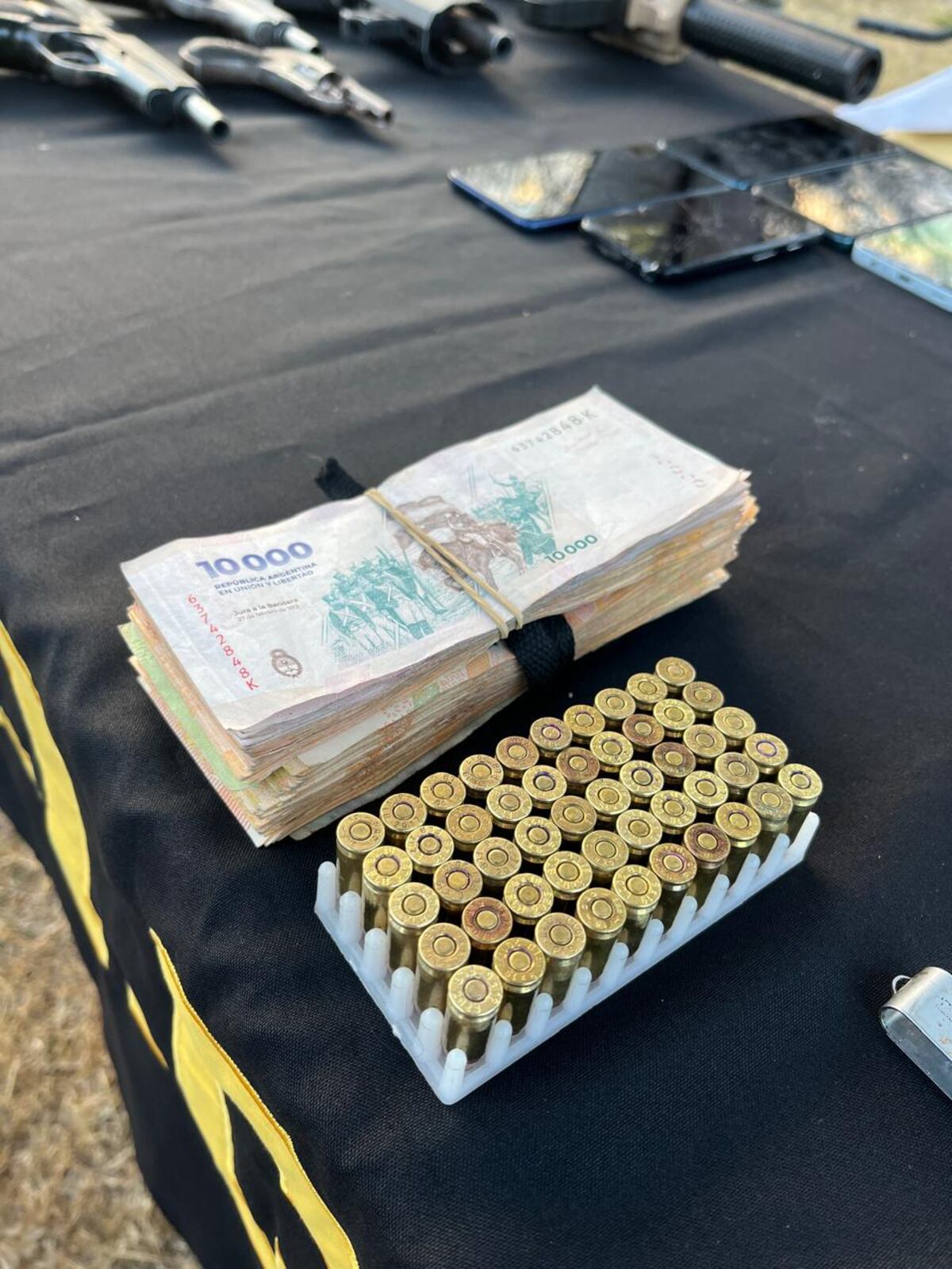Secuestro. Teléfonos, dinero y abundantes municiones, además de armas de guerra. (Policía)