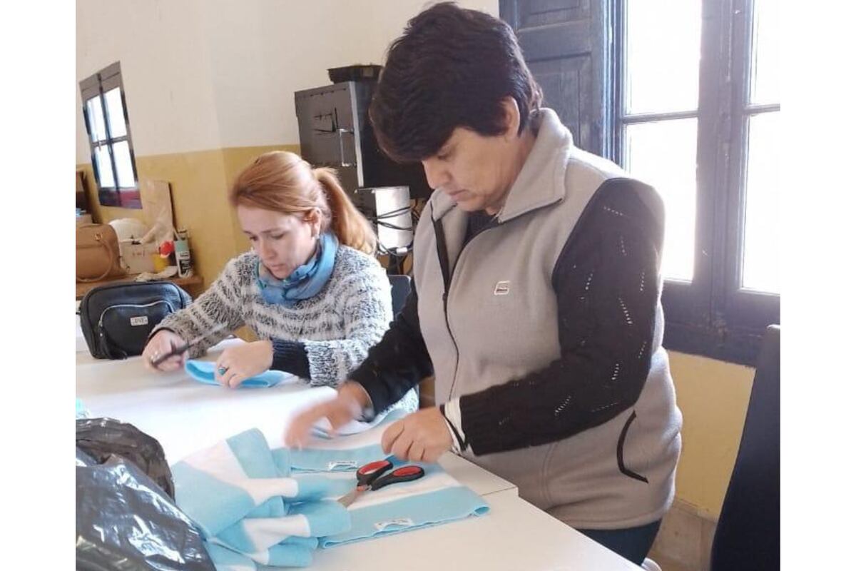 Se confeccionaron más de 200 cuellos de polar para los niños que participaron en Rosario de la promesa a la bandera. (Foto: gentileza “Mujeres cuidadoras: corazones que cuidan”)