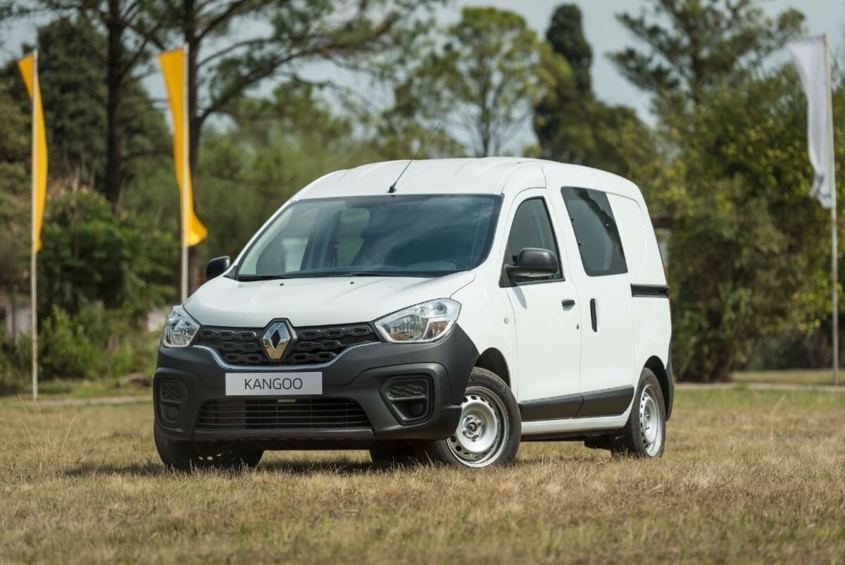 Kangoo Express, como se denomina el furgón, puede venir con una segunda fila de asientos con sus respectivas ventanillas, como la de la foto. / Autocity