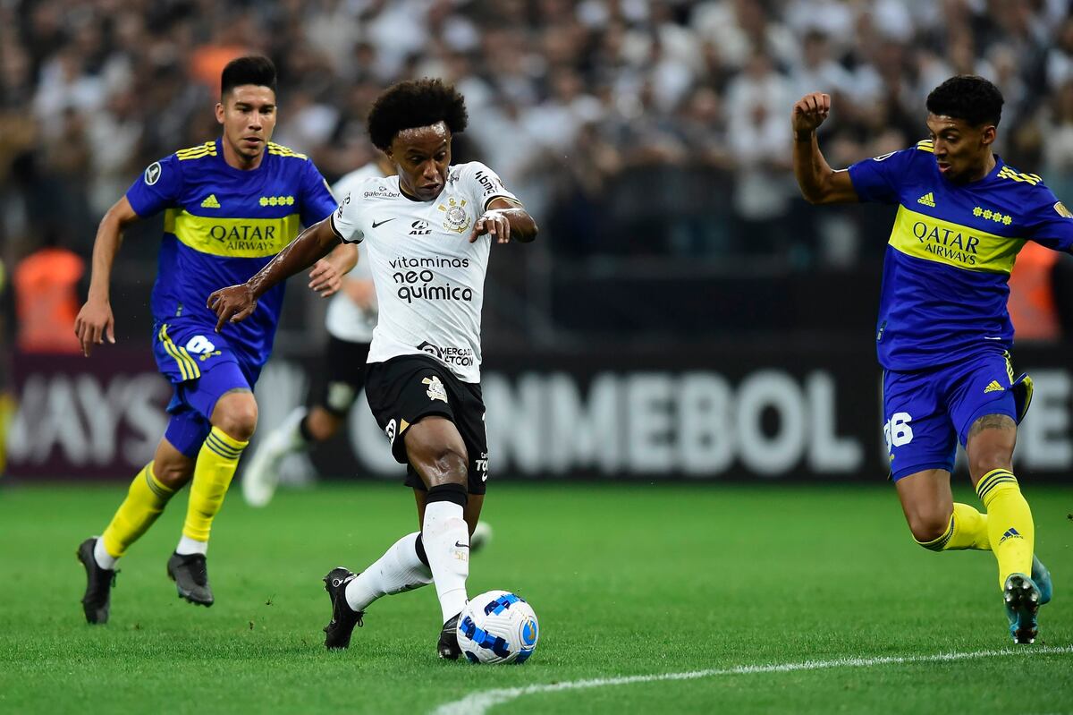 Willian remata al arco ante la marca de Juan Ramírez.