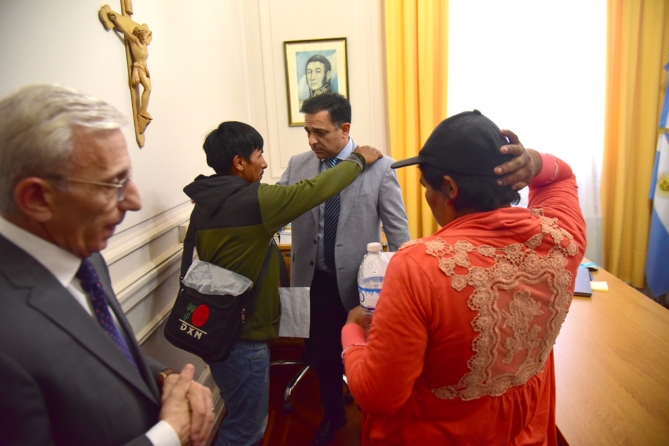 Delgado atendió a los papás de Lian en su despacho de la fiscalía general. (Pedro Castillo / La Voz).