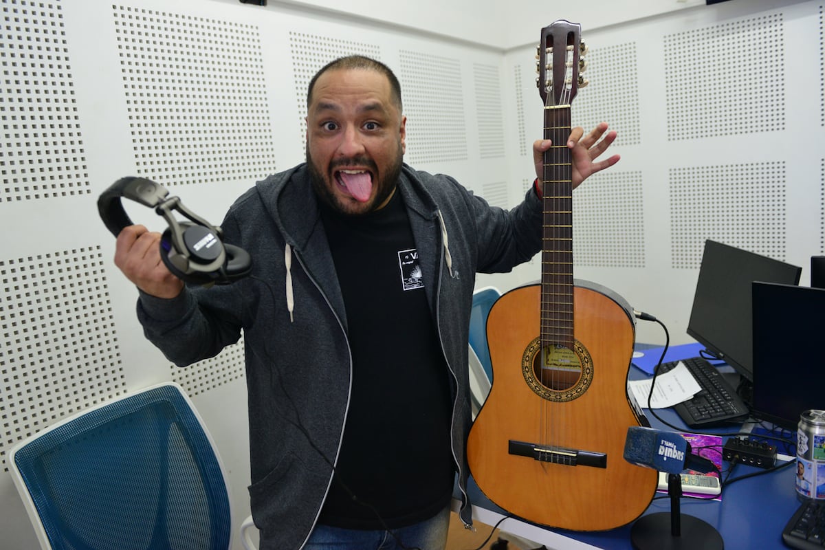 Bruno Espinosa locutor de Radio Suquía con su programa "A todo volumen" que cumple 17 años al aire. Foto Javier Ferreyra