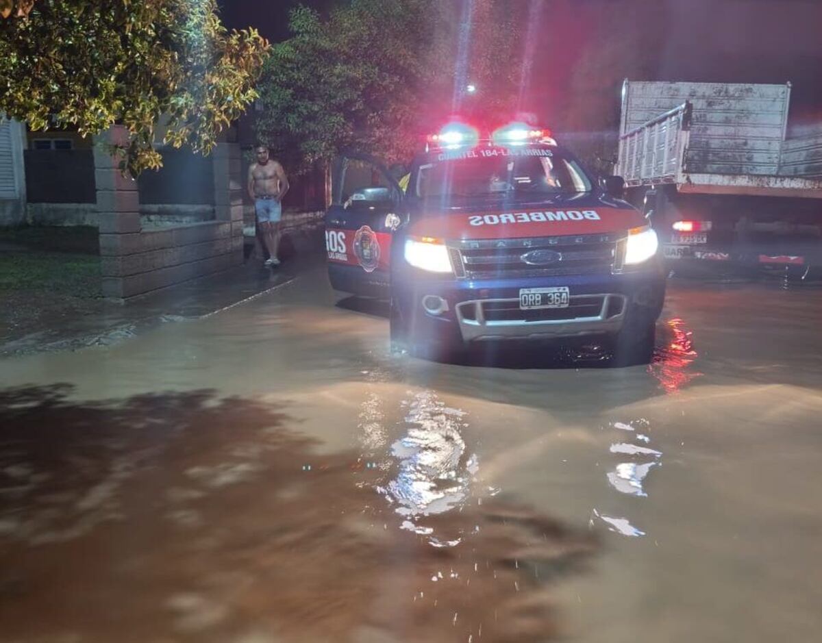 Personal de Bomberos asistió a los damnificados.