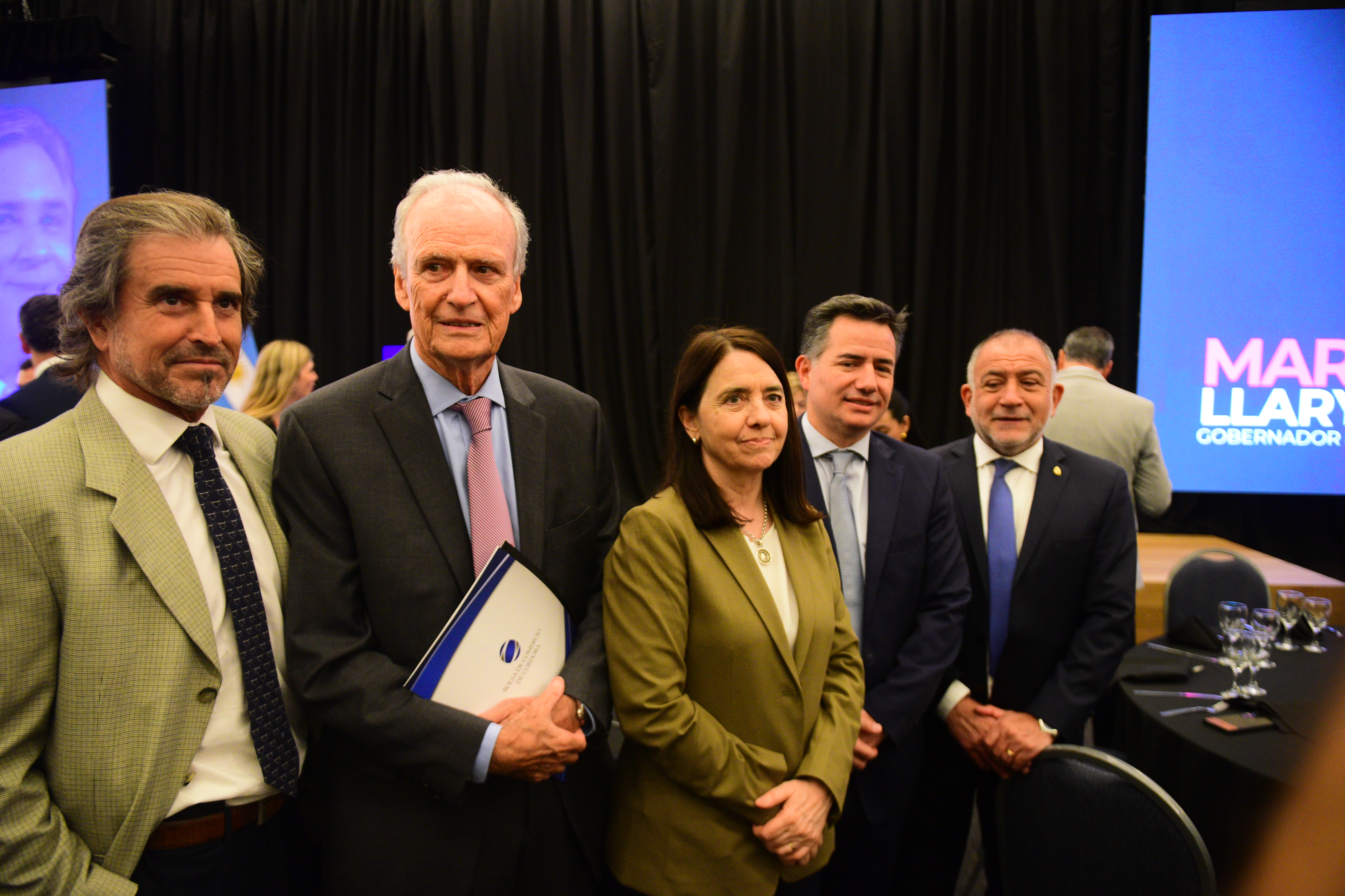 Cerca. El senador Luis Juez compartió mesa con dirigentes libertarios, como los diputados Gabriel Bornoroni y con Alberto Benegas Lynch. (José Gabriel Hernández)
