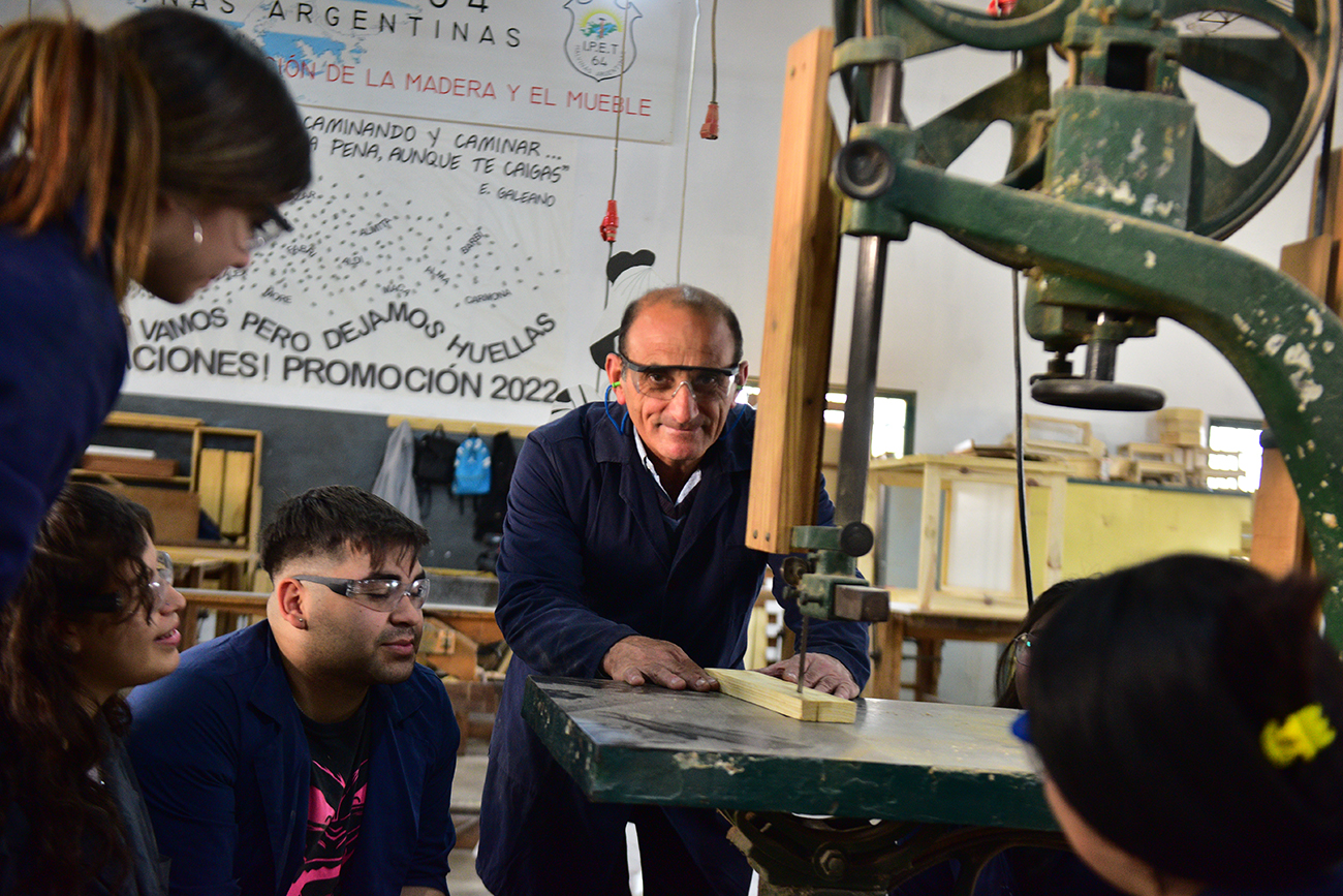 Miguel Angel Quevedo, docente elegido para una campaña nacional que revaloriza el rol del educador. Enseña carpintería en el Ipet 64 Malvinas Argentinas, de barrio San Vicente. (José Gabriel Hernández / La Voz)