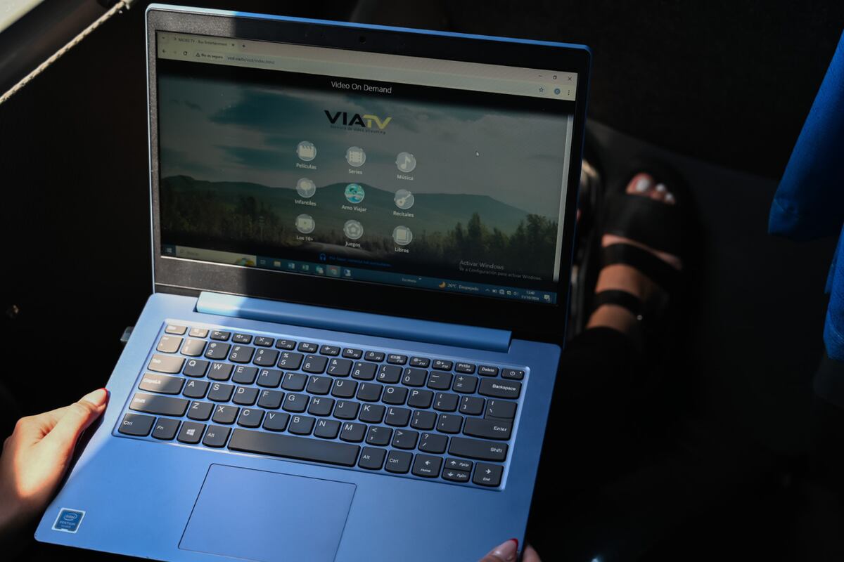 Se puede acceder a Vía TV mediante las pantallas de los asientos o a través de cualquier dispositivo móvil como celular, tablet o notebook.
