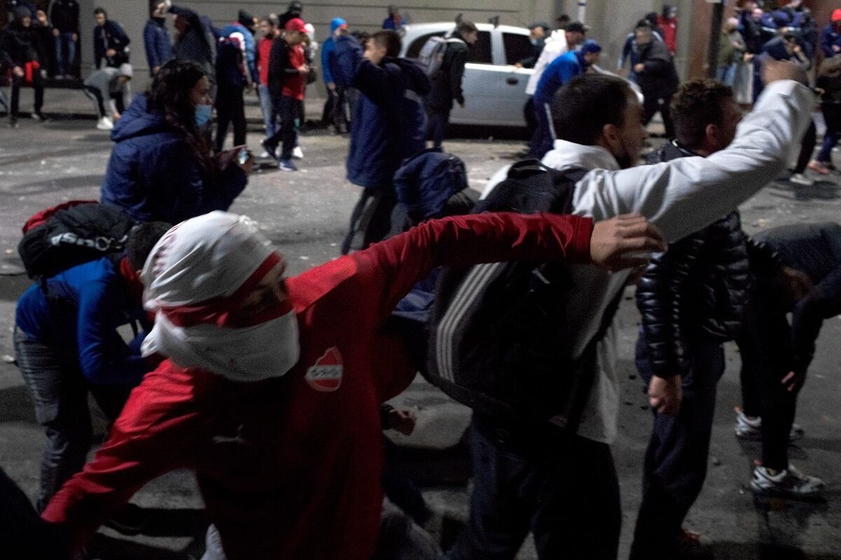 Gritos, peleas y balas de goma en el enfrentamiento entre hinchas y la Policía tras la asamblea en Independiente.