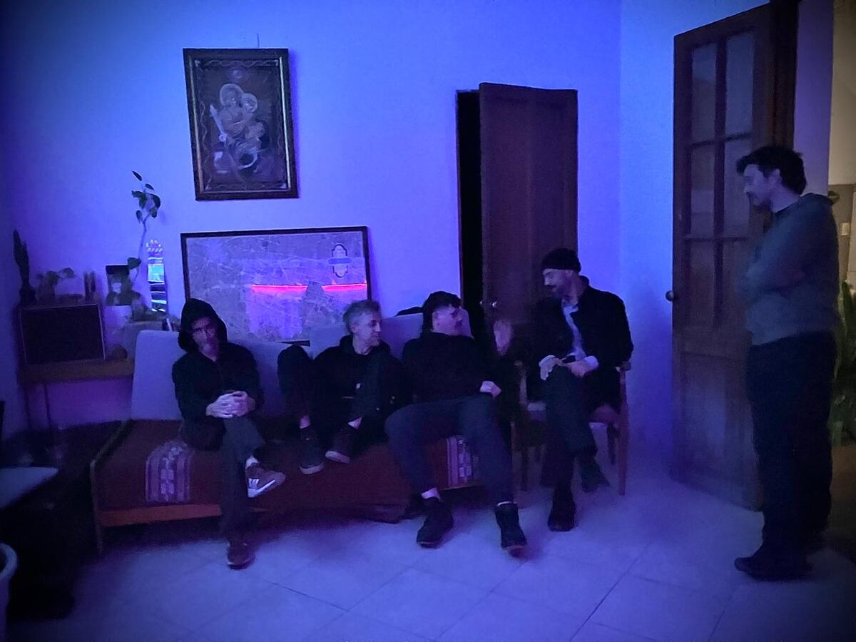 Javier Medina, Federico González, Facundo Maidana, Martín Rigatuso y Santiago Izquierdo son Incendios, la banda detrás de las canciones de "Cortés". (Gentileza Incendios).