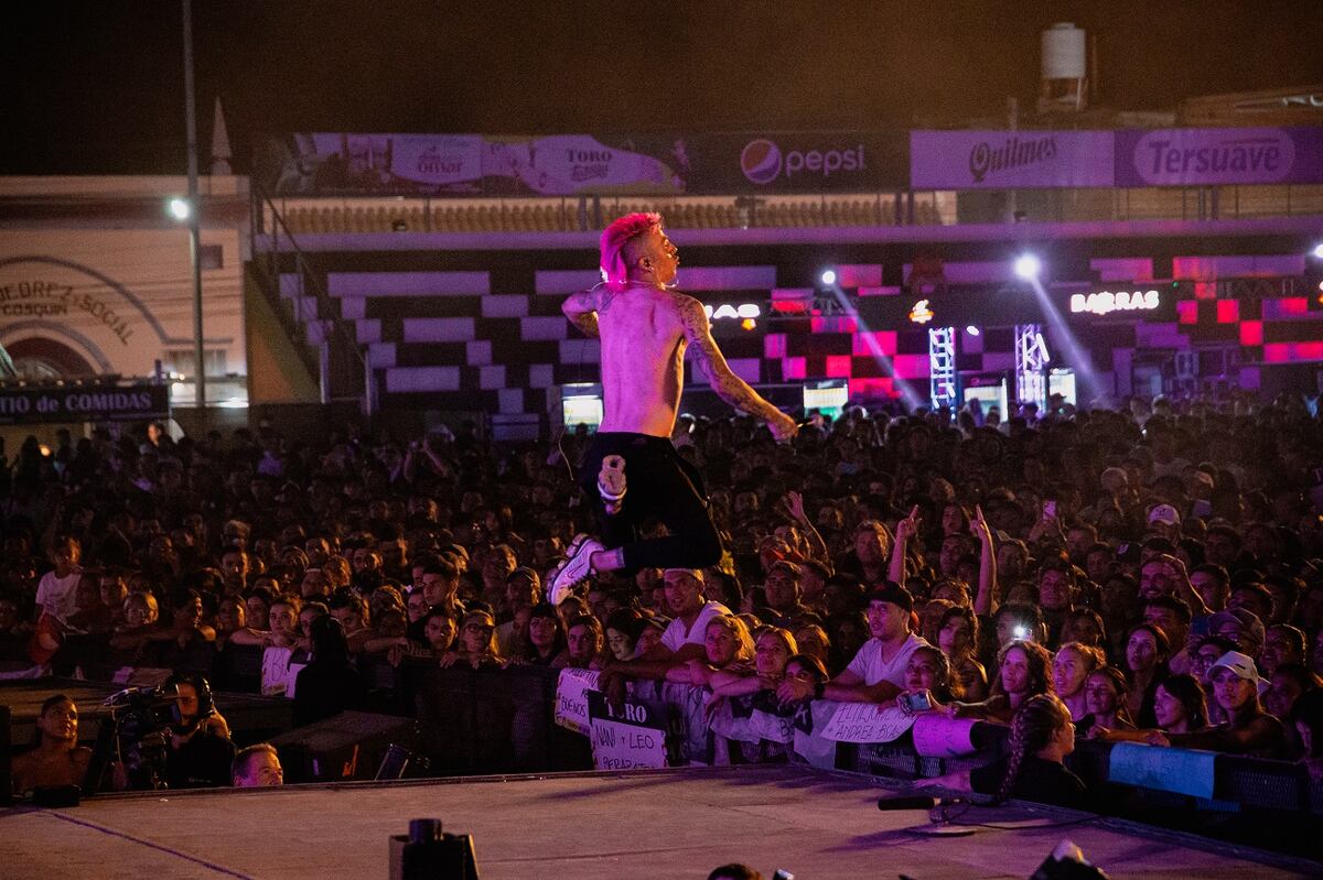 Juanito Ninci en pleno salto durante el show de Monada en el Cosquín Cuarteto 2023. (Prensa Monada).