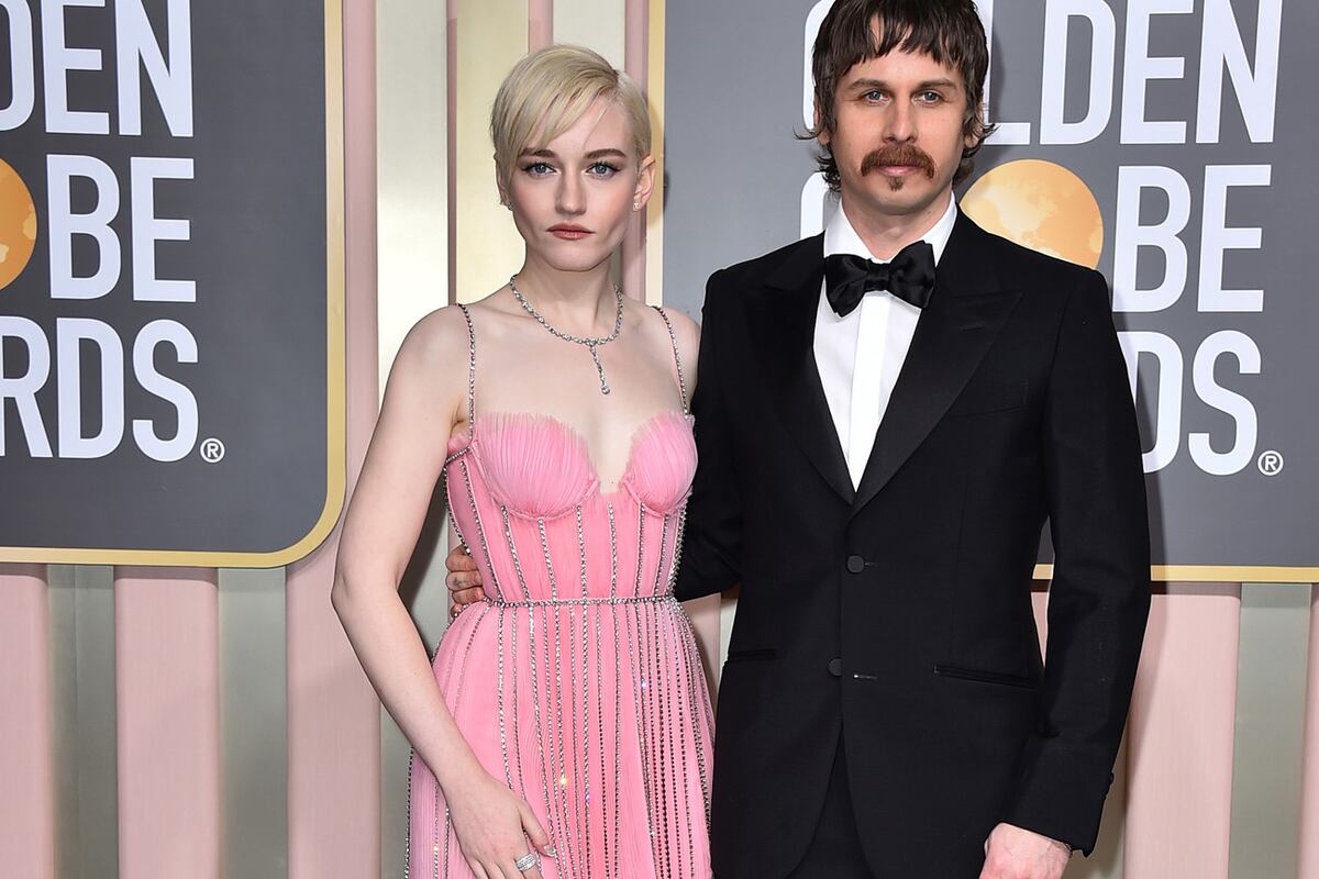 Julia Garner y Mark Foster (Jordan Strauss/Invision/AP).