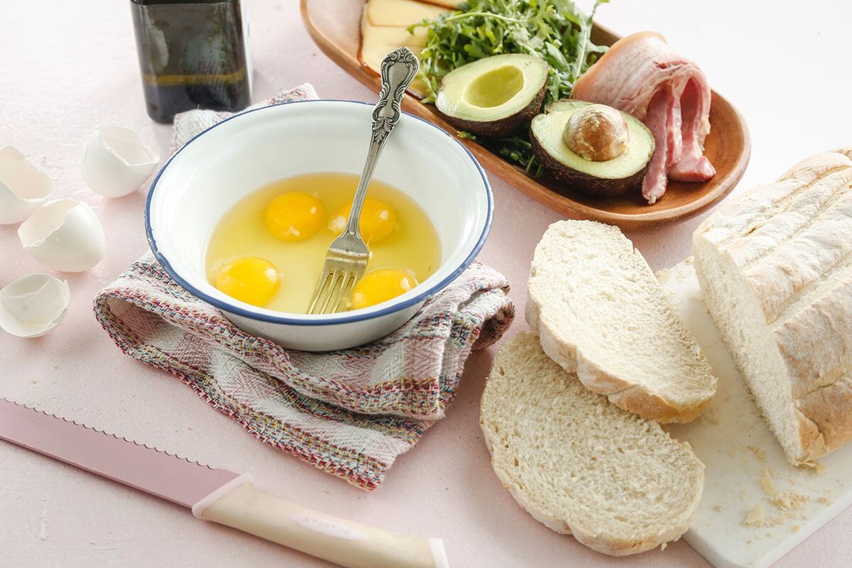 Paso a paso para hacer este sandwich de palta y huevo