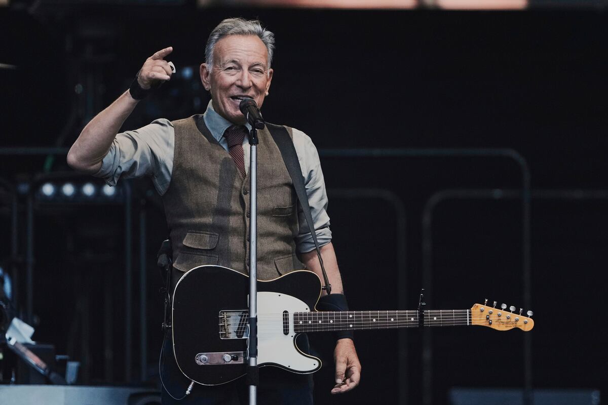 ARCHIVO - Bruce Springsteen habla con el público durante un concierto con la E Street Band en el Estadio Olímpico de Berlín, Alemania, el 11 de junio de 2025. (Foto AP/Markus Schreiber, archivo)