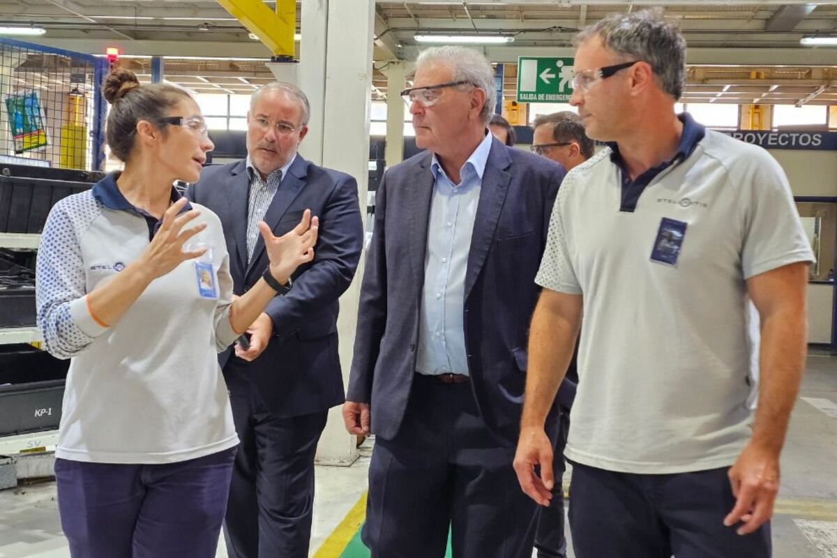 El ministro de Bioagroindustria, Sergio Busso, recorrió la planta de Stellantis en Córdoba. (Gentileza Gobierno de la Provincia)
