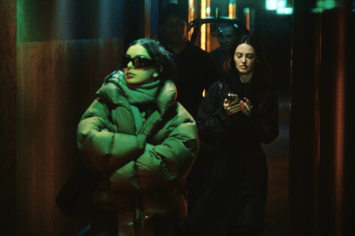 Pasaje de "The Moment", el falso documental prtagonizado por Charli xcx. (A24)