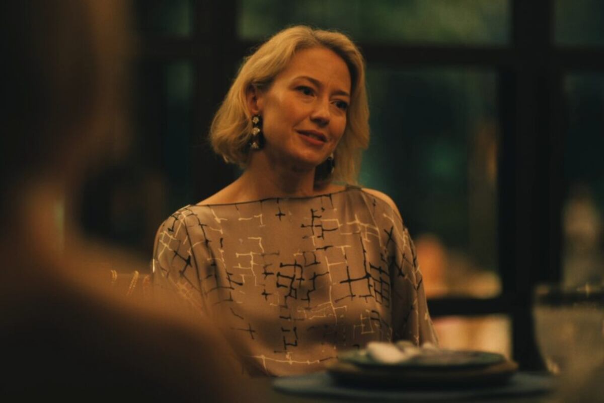 Laurie (Carrie Coon), antes de su monólogo conciliador en el episodio final de la tercera temporada de "The White Lotus". (Max)