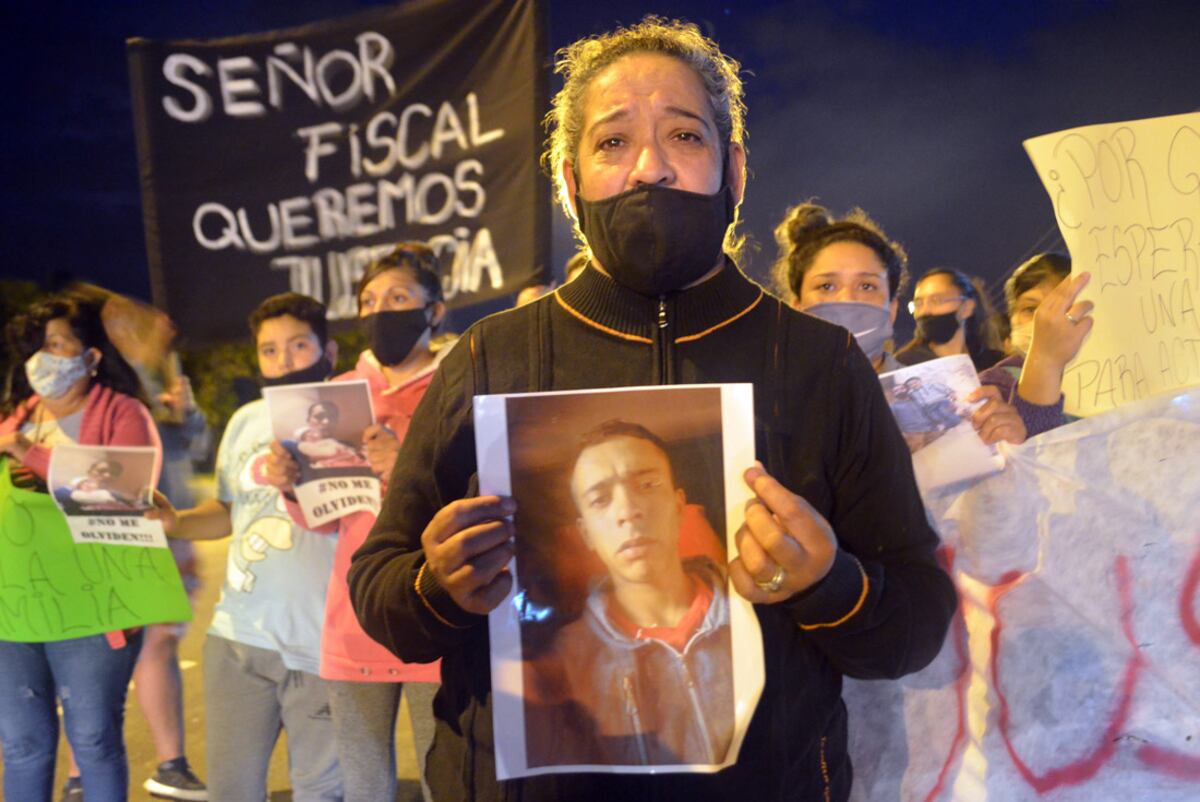 Manifestación en Villa del Prado. Piden justicia por el crimen de Leandro Vargas, albañil asesinado por un vecino.