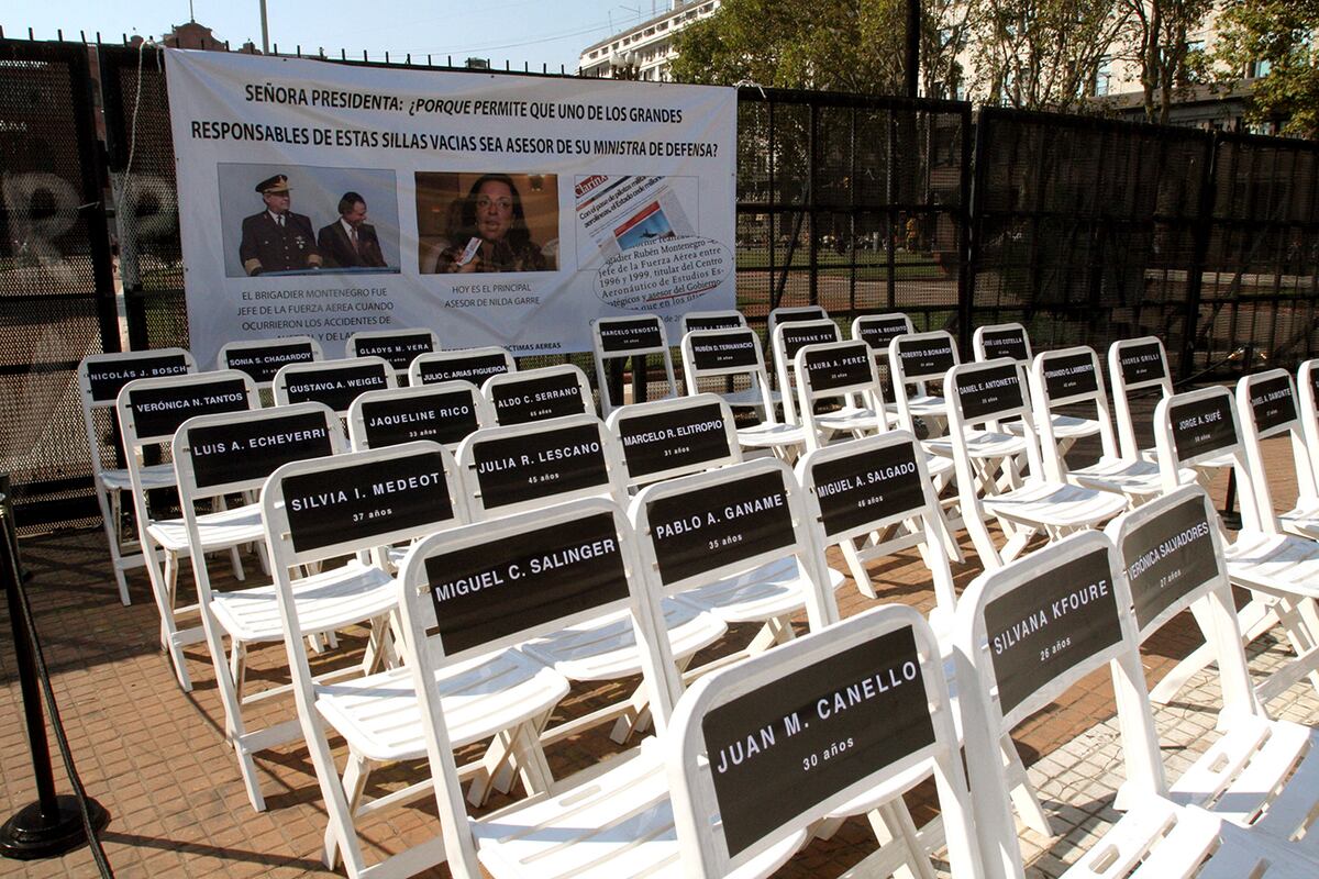 25 años de la tragedia de Lapa. Familiares de las víctimas del accidente colocaron sillas vacías en la Plaza de Mayo, con el nombre de cada uno de ellos, como protesta ante el nombramiento del brigadier Montenegro como asesor de la ministra Garré. (Archivo / DyN)