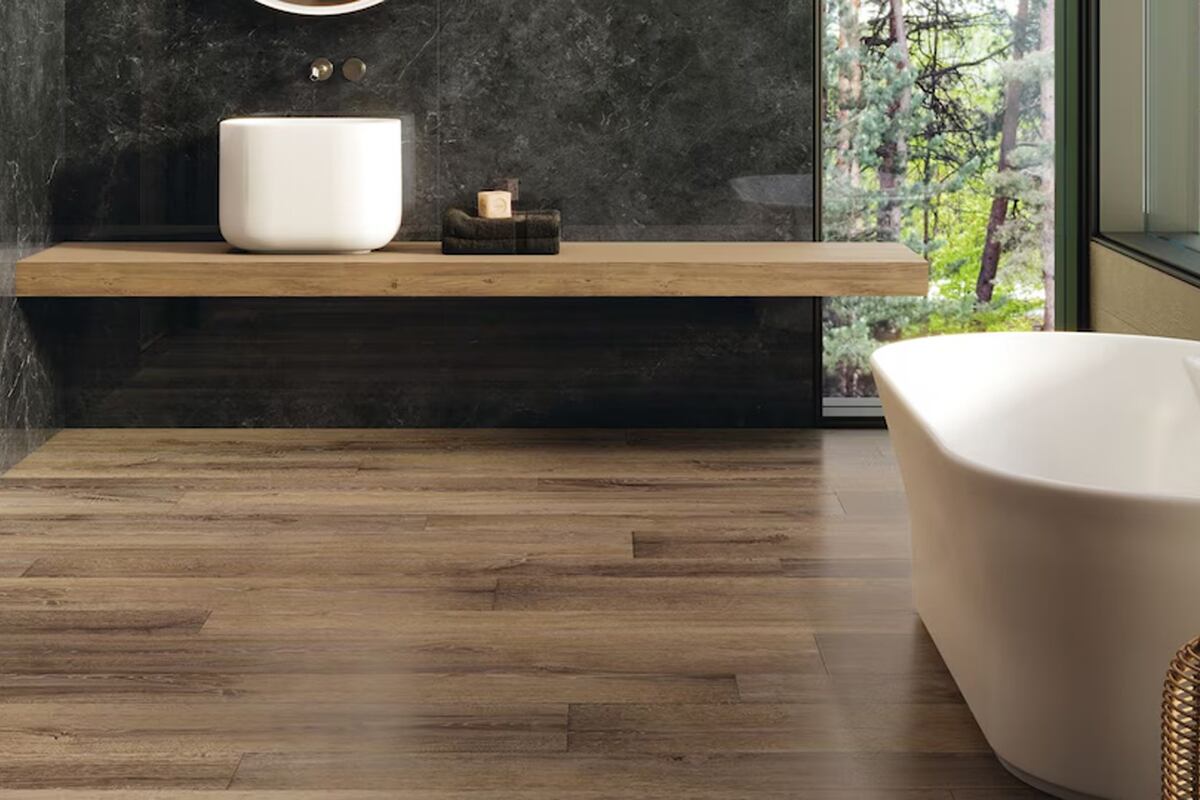 La baja porosidad de estos pavimentos permite su colocación en zonas que eran complicadas para los materiales naturales. Porcelanosa.
