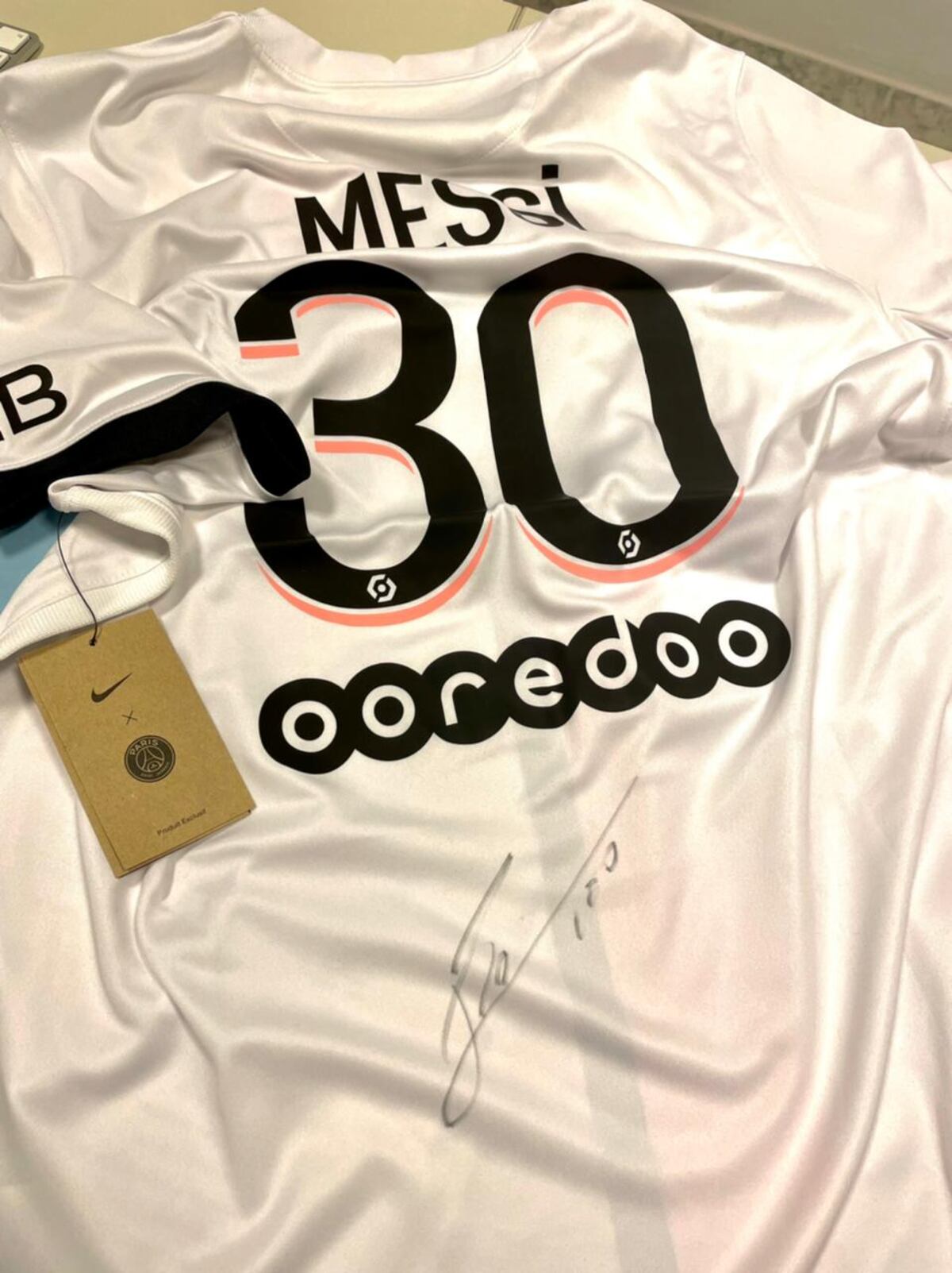 El coleccionista cordobés Danilo Ciancia con su camiseta de Messi del PSG, firmada por "Leo".