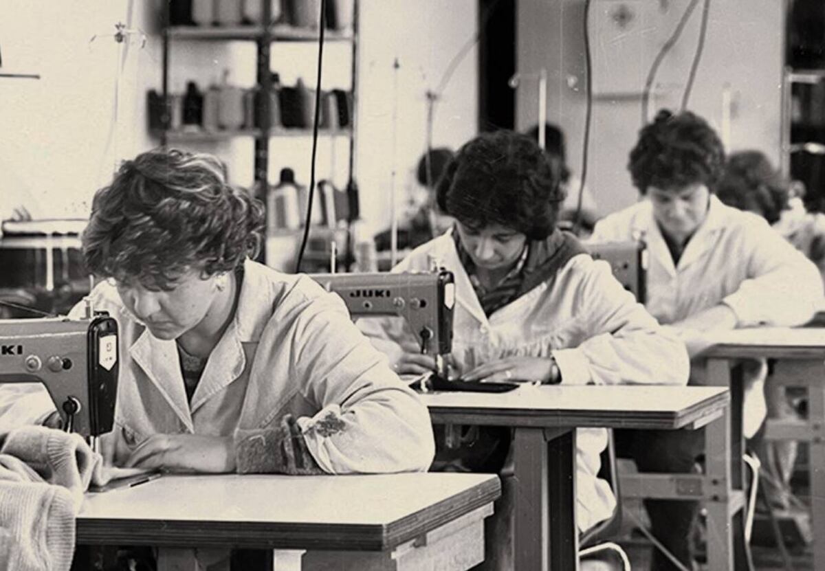 Año 1987, costureras en San Agustín trabajando en prendas que llegaron a exportar.