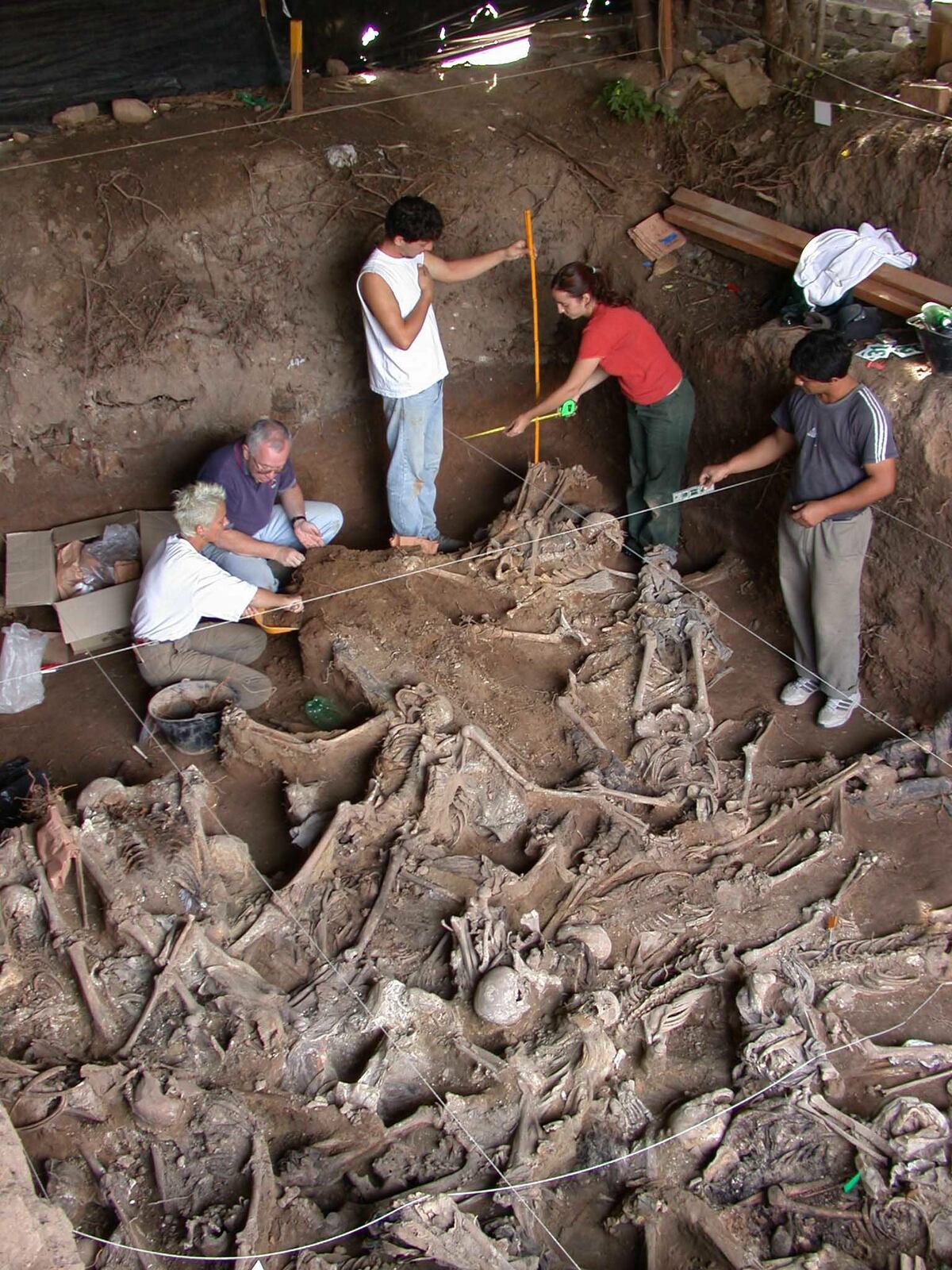 Las fotos del Equipo Argentino de Antropología Forense que entregaron a La Voz en 2003 sobre las fosas comunes en el cementerio San Vicente. (Archivo / La Voz)