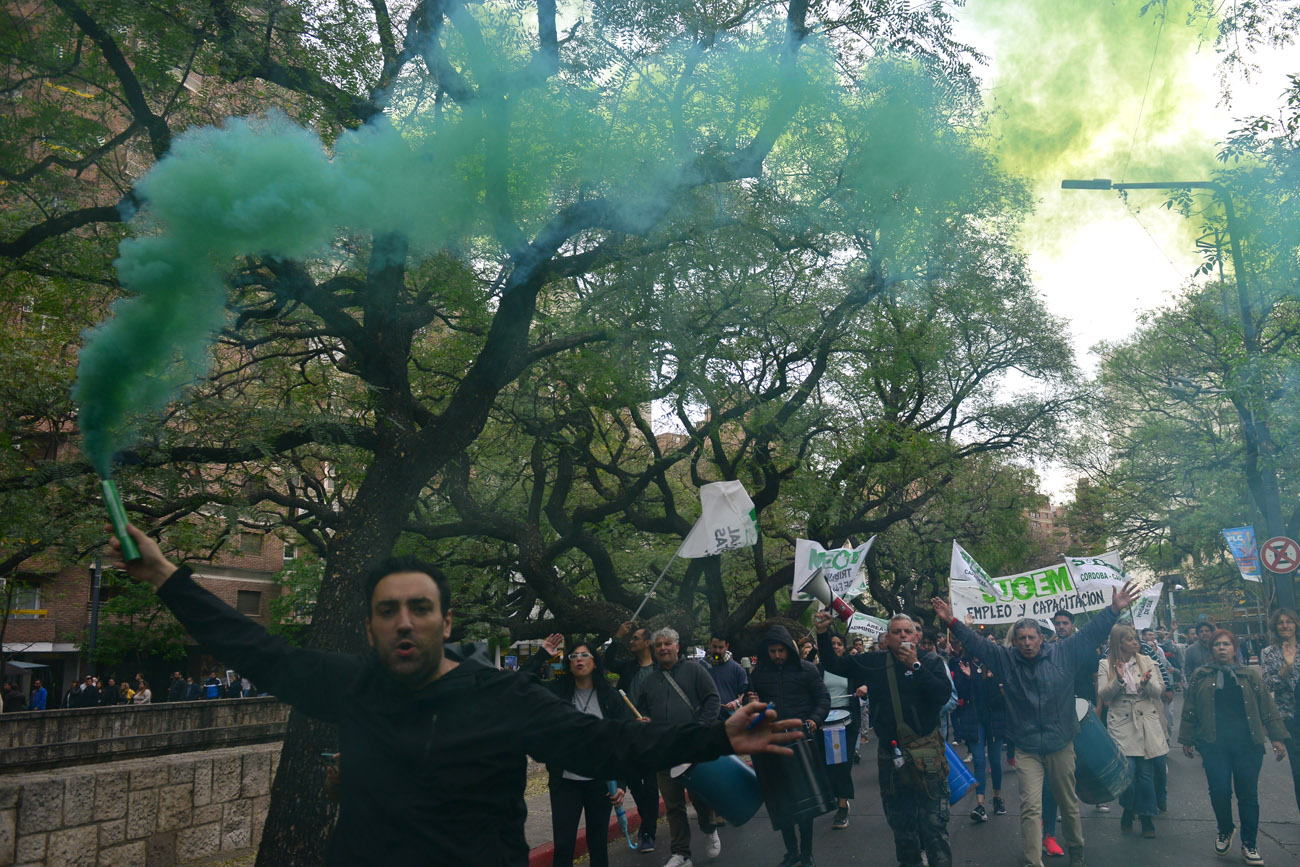 Con masiva movilización el gremio de los empleados de la Municipalidad de Córdoba (Suoem). (Nicolás Bravo / La Voz)