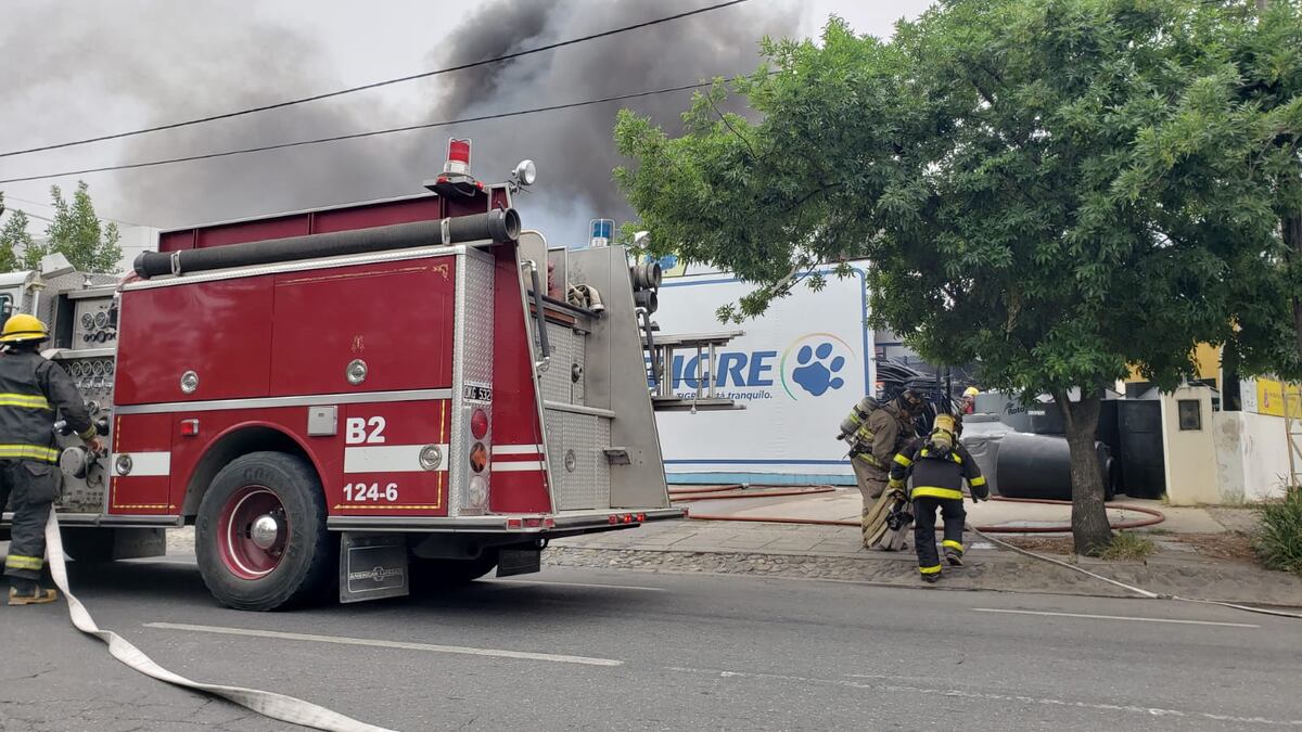 Voraz incendio en la zona cercana a la Mujer Urbana en un negocio de materiales de construcción. (Javier Ferreyra)