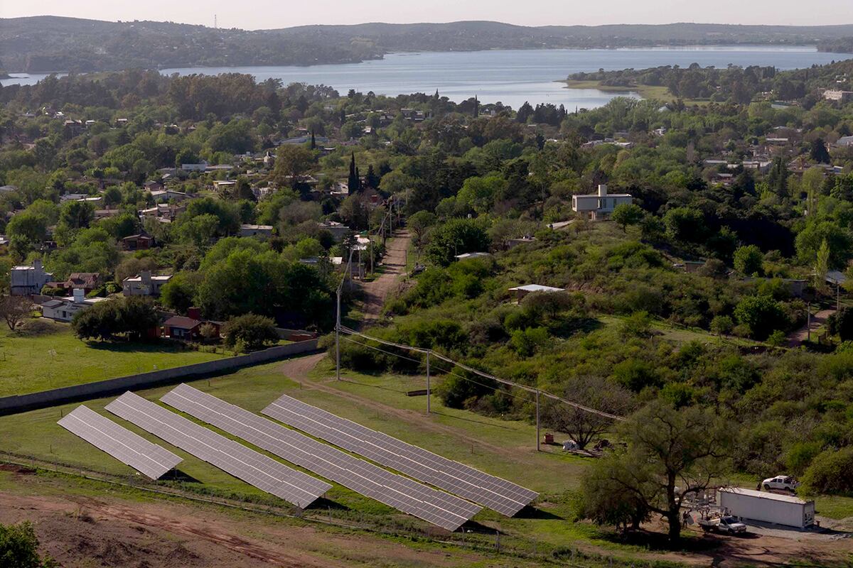 Los paneles solares emplazados por la Cooperativa de Villa del Dique, en Calamuchita. (La Voz)