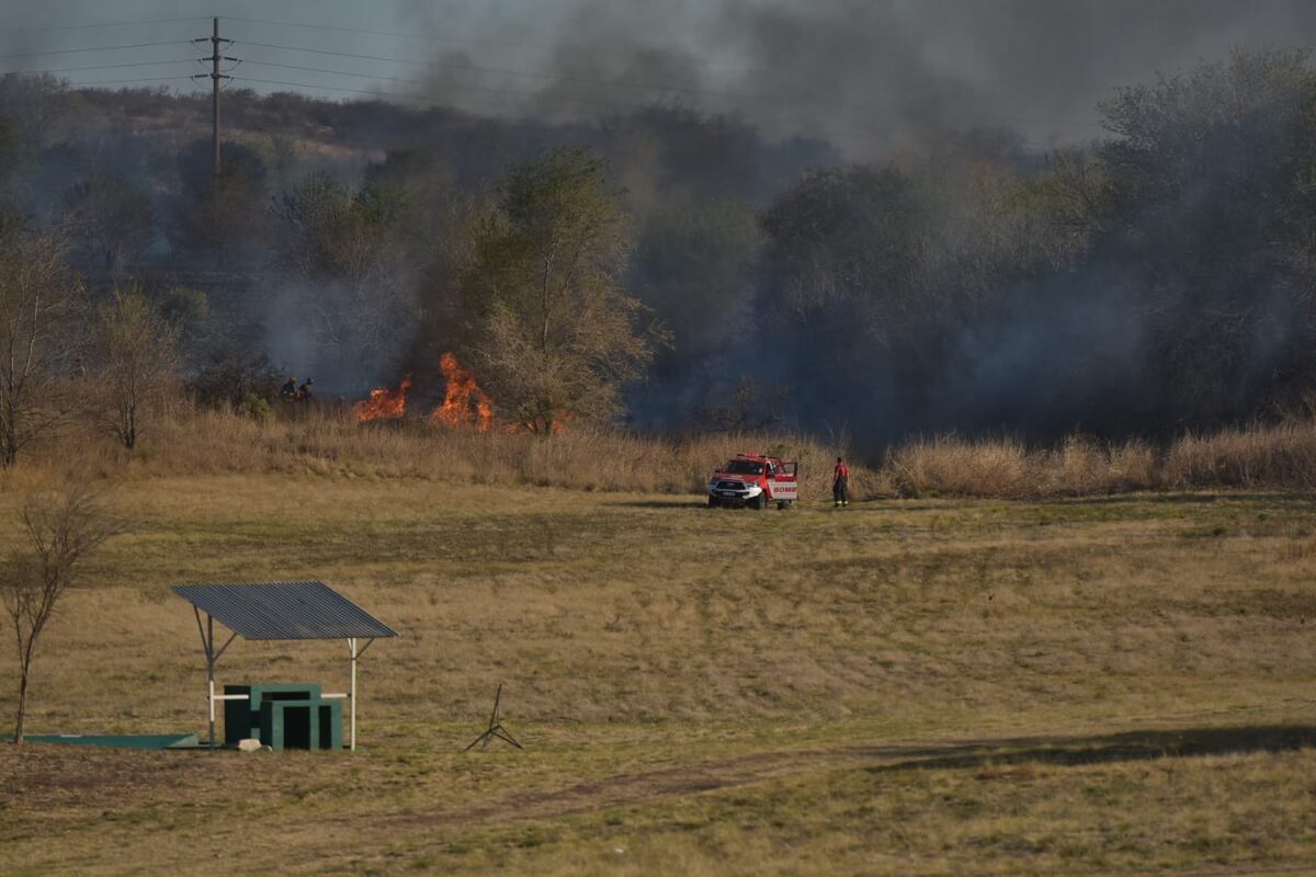 Incendio atrás del Tiro Federal. (Facundo Luque)