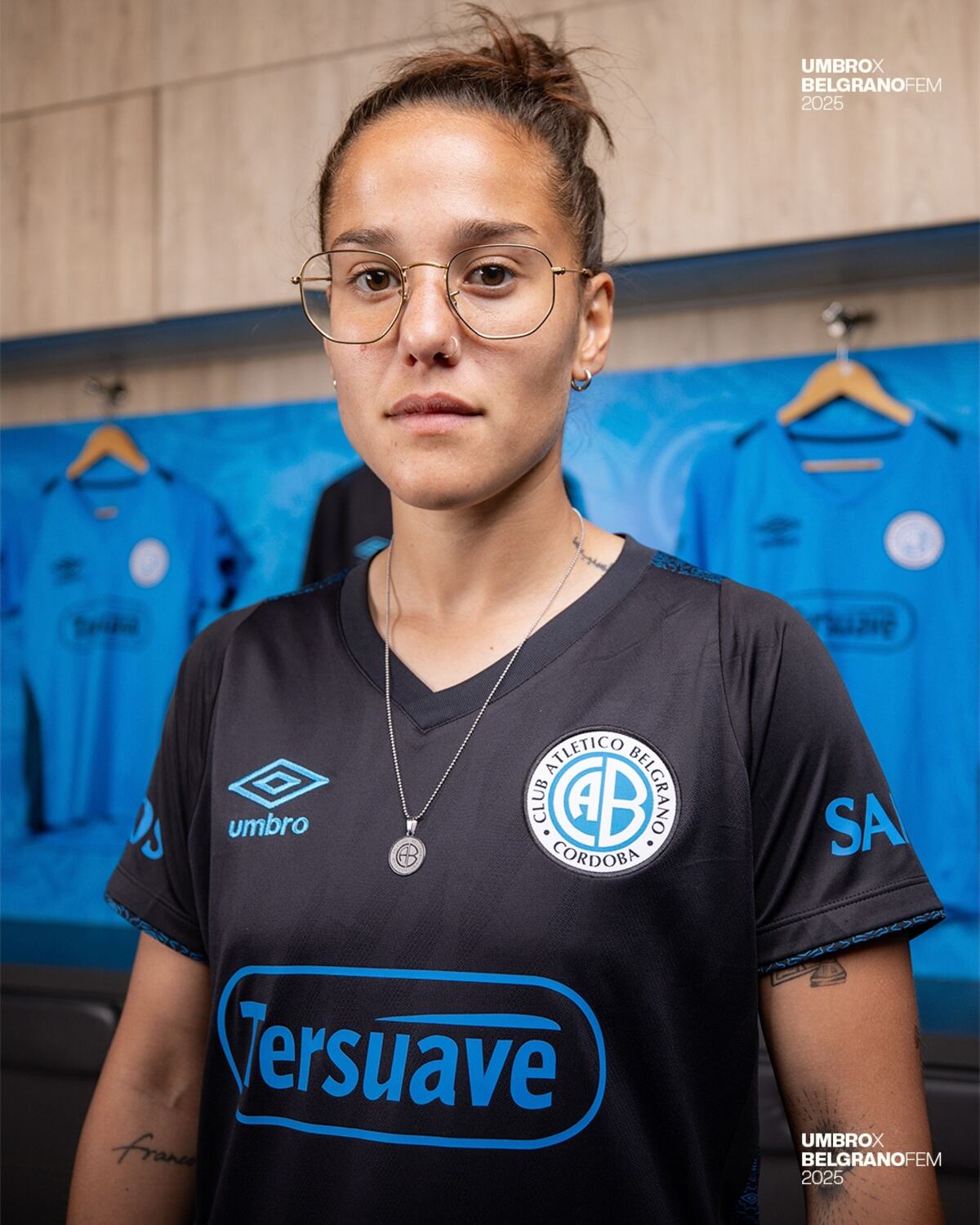 El equipo femenino de Belgrano presentó su nueva camiseta Umbro y confirmó la continuidad del patrocinio de Bergallo y Pastrone hasta 2026. (Prensa Belgrano)