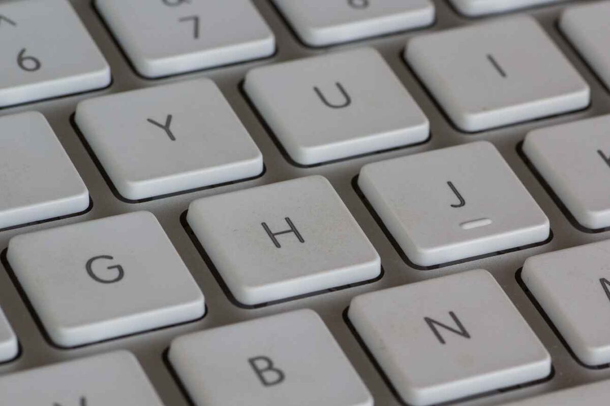 Estos relieves están presentes en la mayoría de teclados modernos QWERTY, aunque existen excepciones. (Freepik)