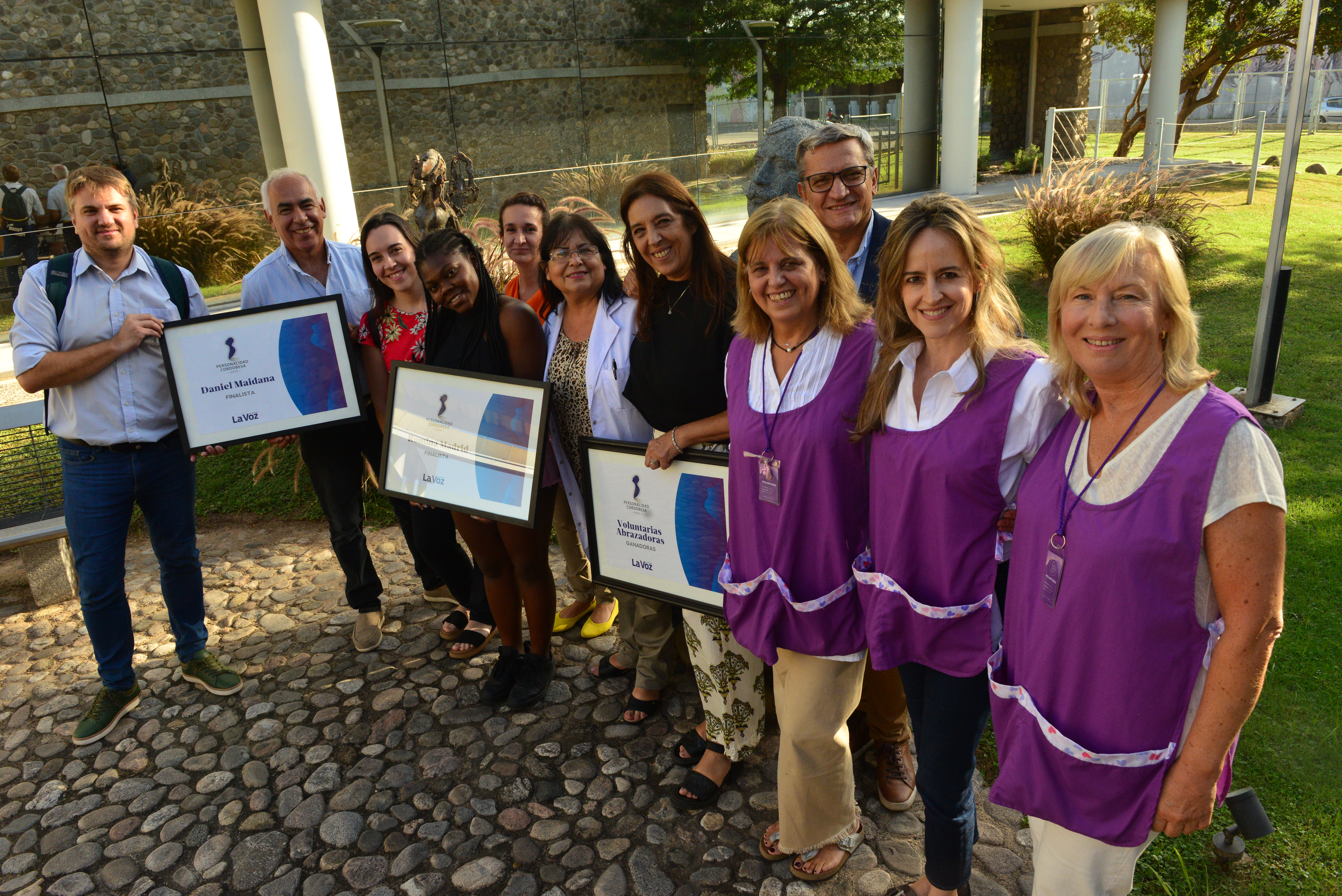 Córdoba. Todos los ganadores de Personalidad Cordobesa 2023 junto a los periodistas Analía Martoglio y Lisandro Tosello. (Javier Ferreyra/La Voz).