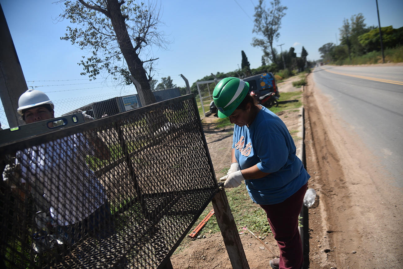 Mujeres de Las Omas se capacitaron durante un año con empresas como Holcim y Blangino para participar de las tareas de construcción. ( Pedro Castillo / La Voz)